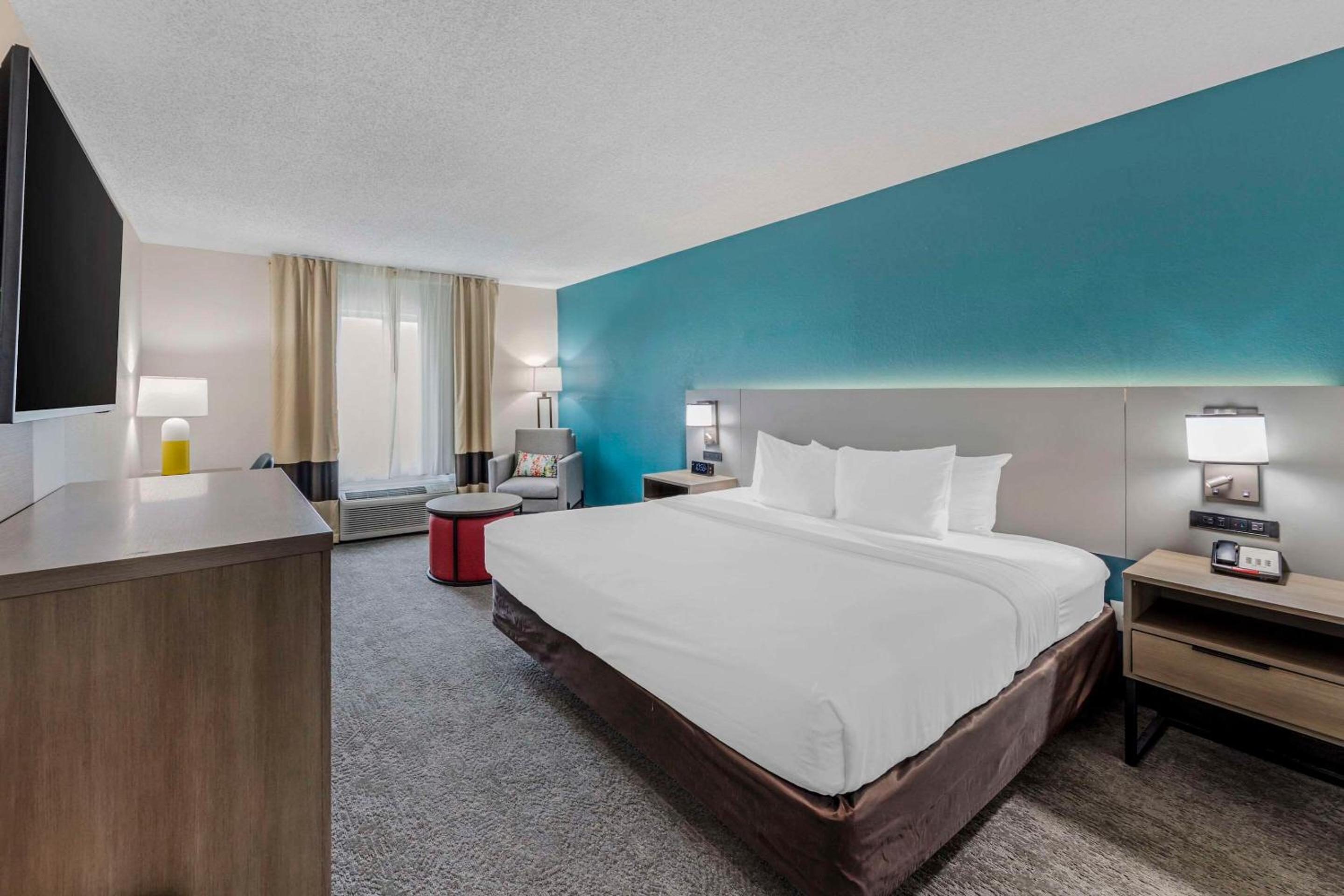 King Room - Non-Smoking - Photo 2