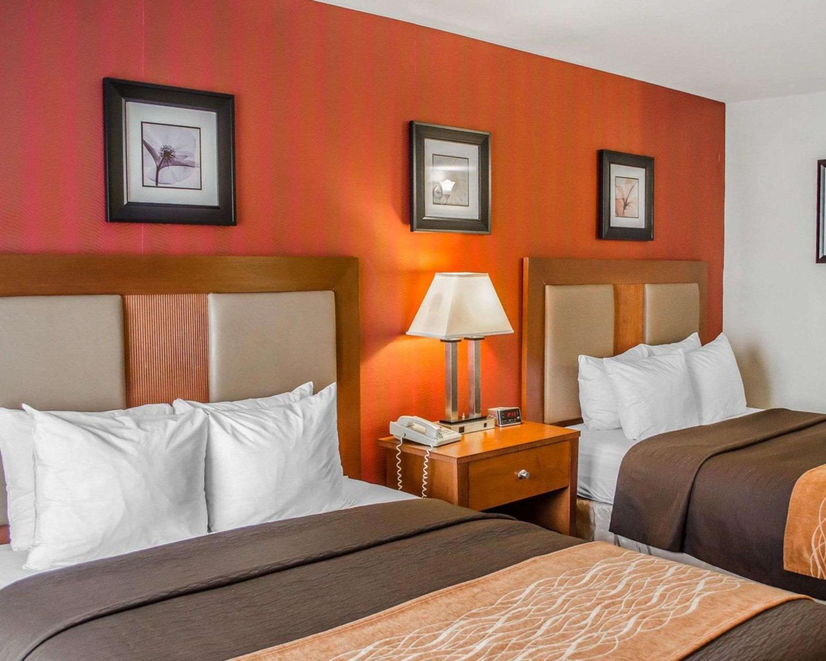 Queen Room with Two Queen Beds - Photo 4