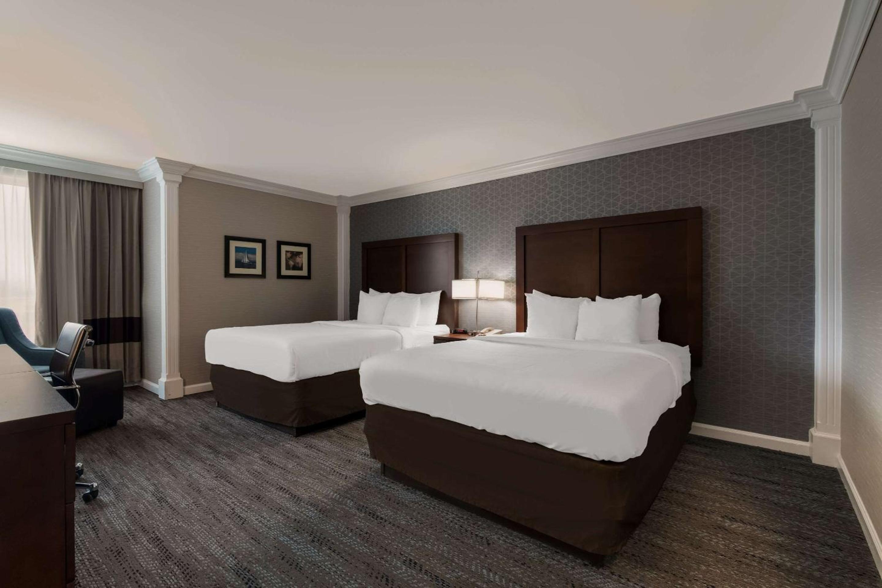 Queen Room with Two Queen Beds - Non-Smoking - Photo 2