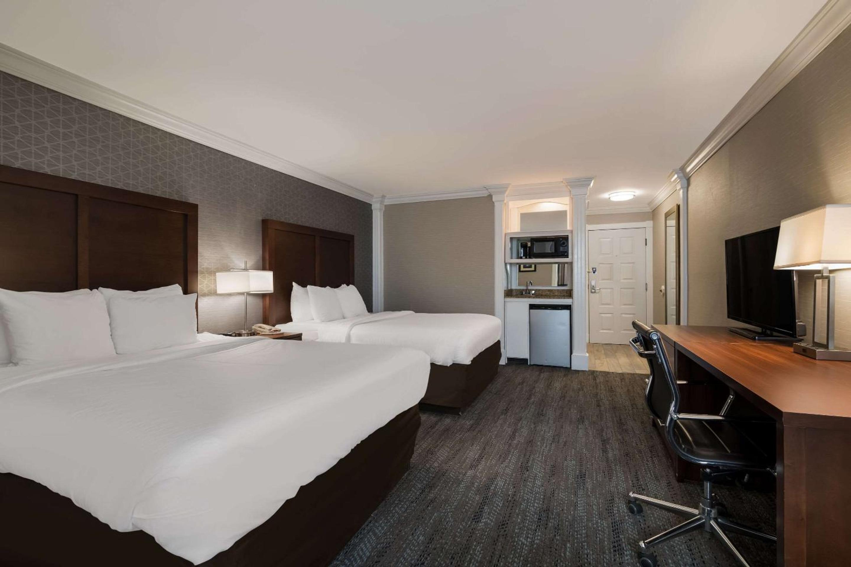 Queen Room with Two Queen Beds - Non-Smoking - Photo 3