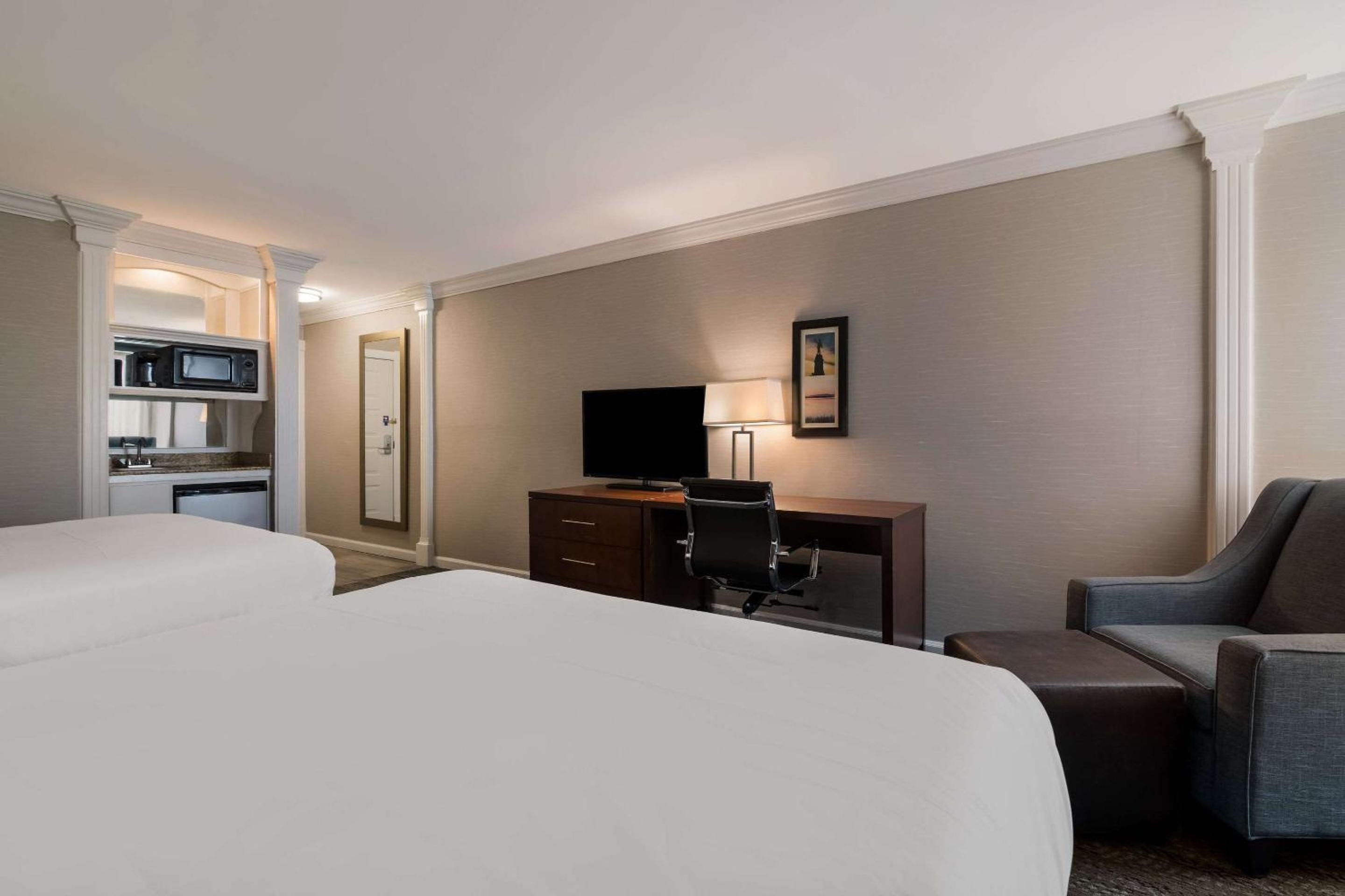 Queen Room with Two Queen Beds - Non-Smoking - Photo 4