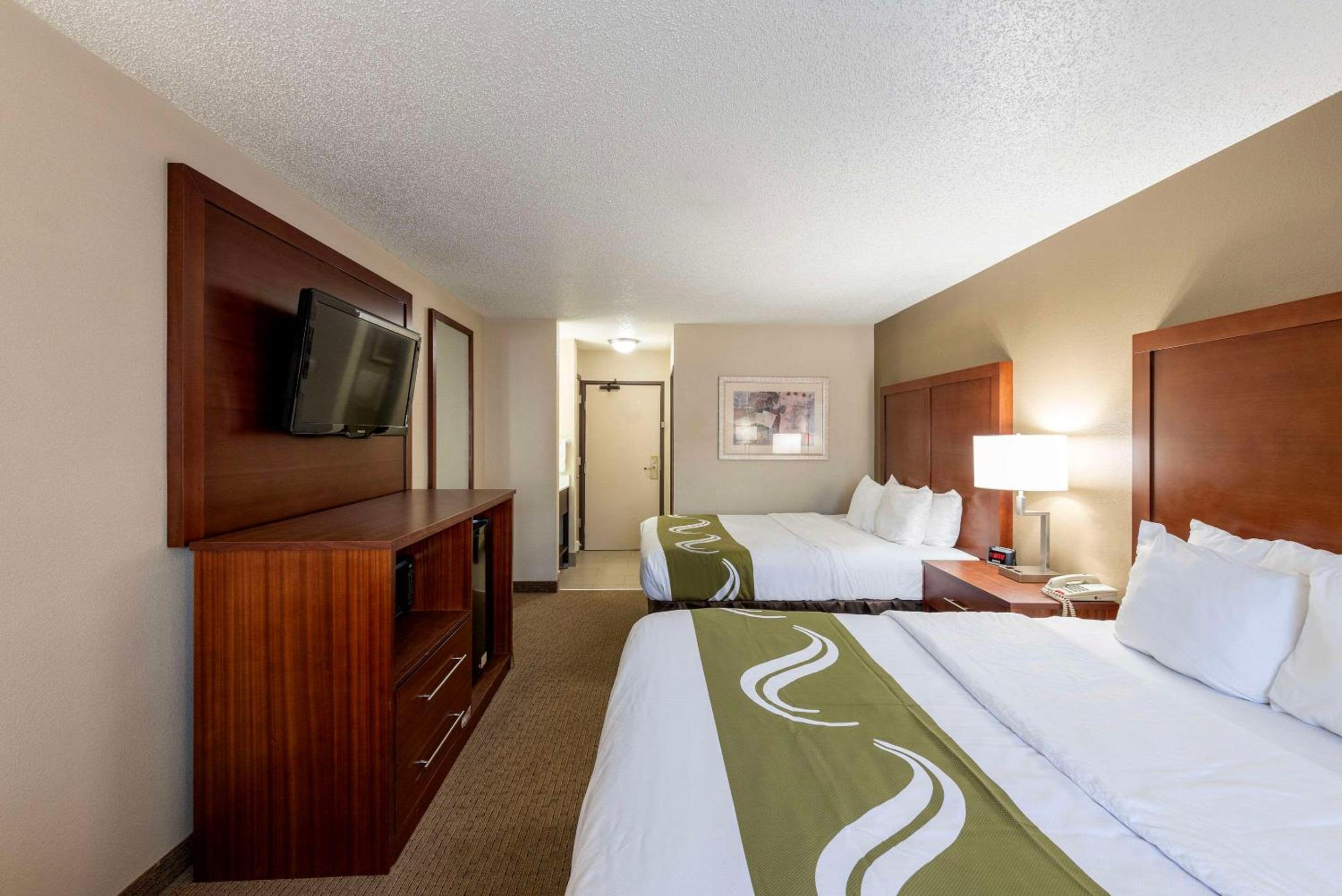 Queen Room with Two Queen Beds - Non-Smoking - Photo 1