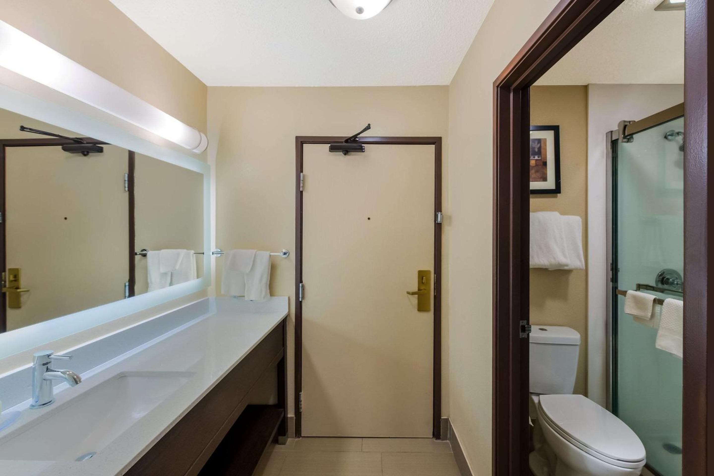 King Room - Non-Smoking - Photo 4