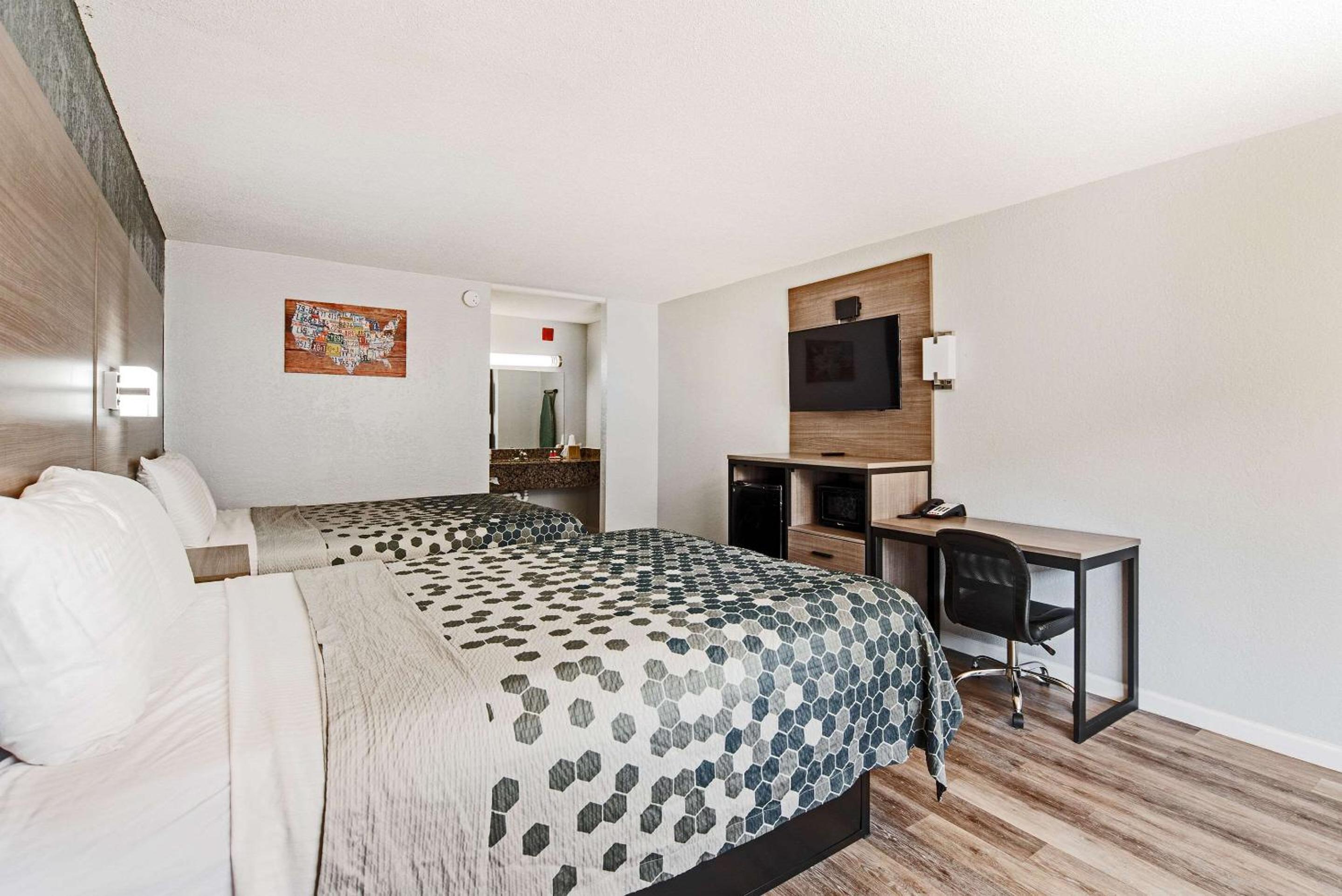 Efficency Queen Room with Two Queen Beds - Non-Smoking - Photo 8