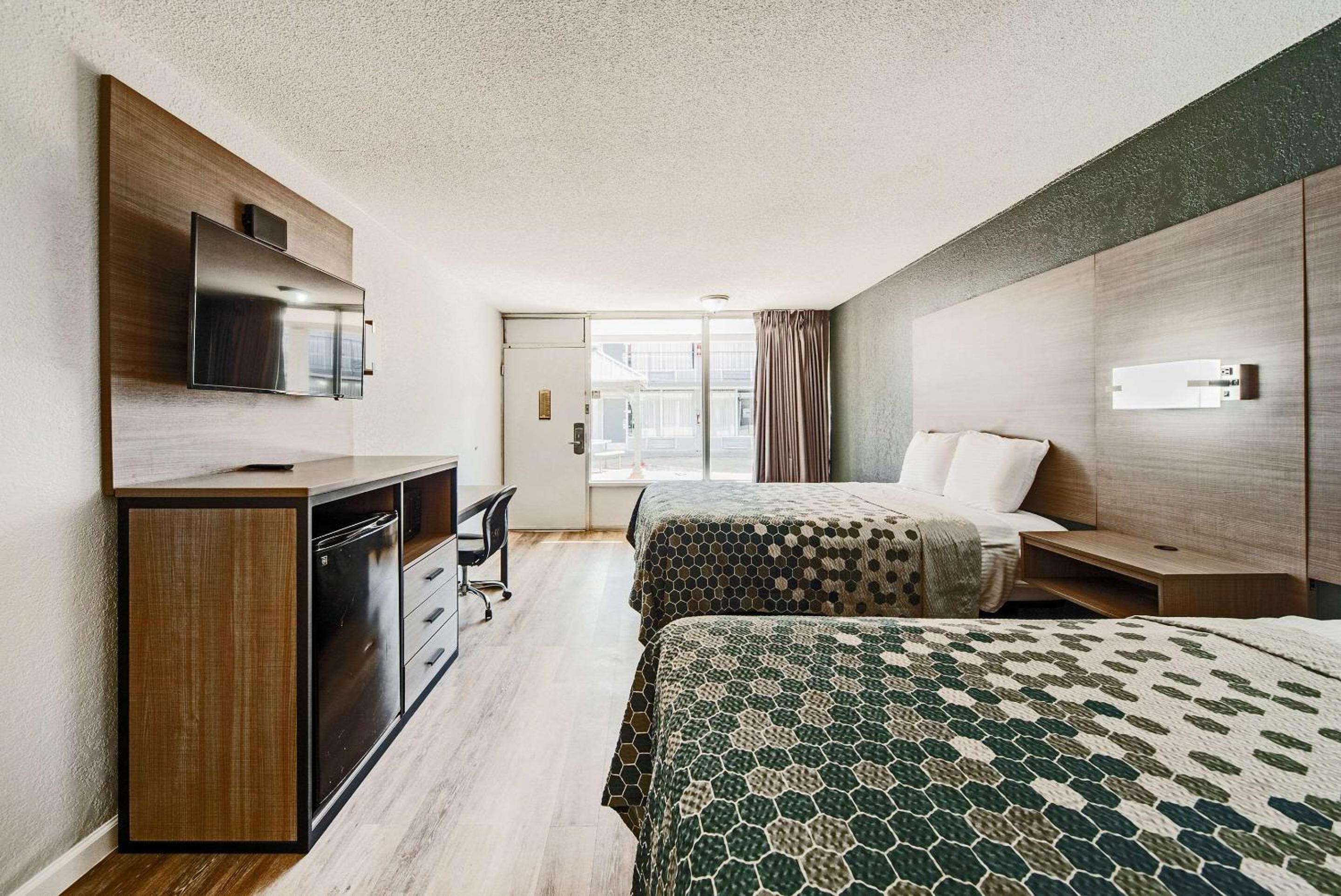 Efficency Queen Room with Two Queen Beds - Non-Smoking - Photo 2