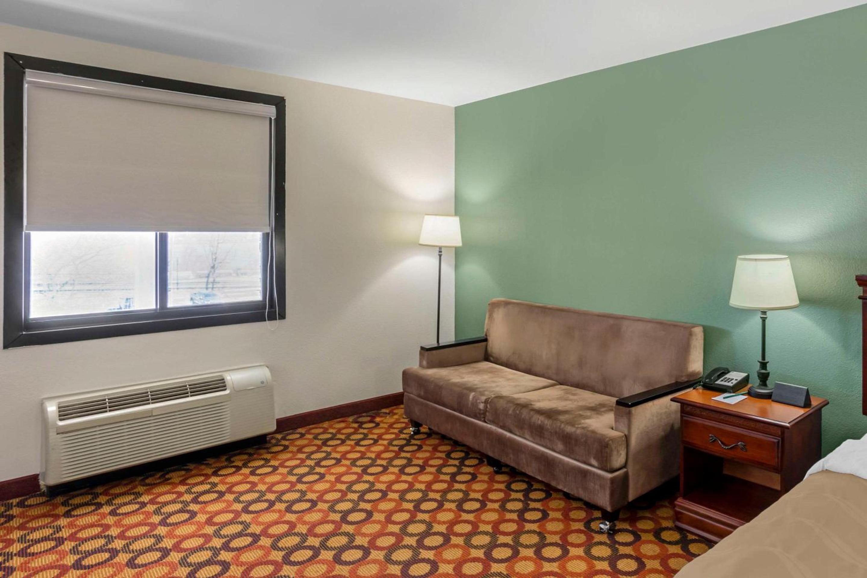 King Room - Non-Smoking - Photo 8