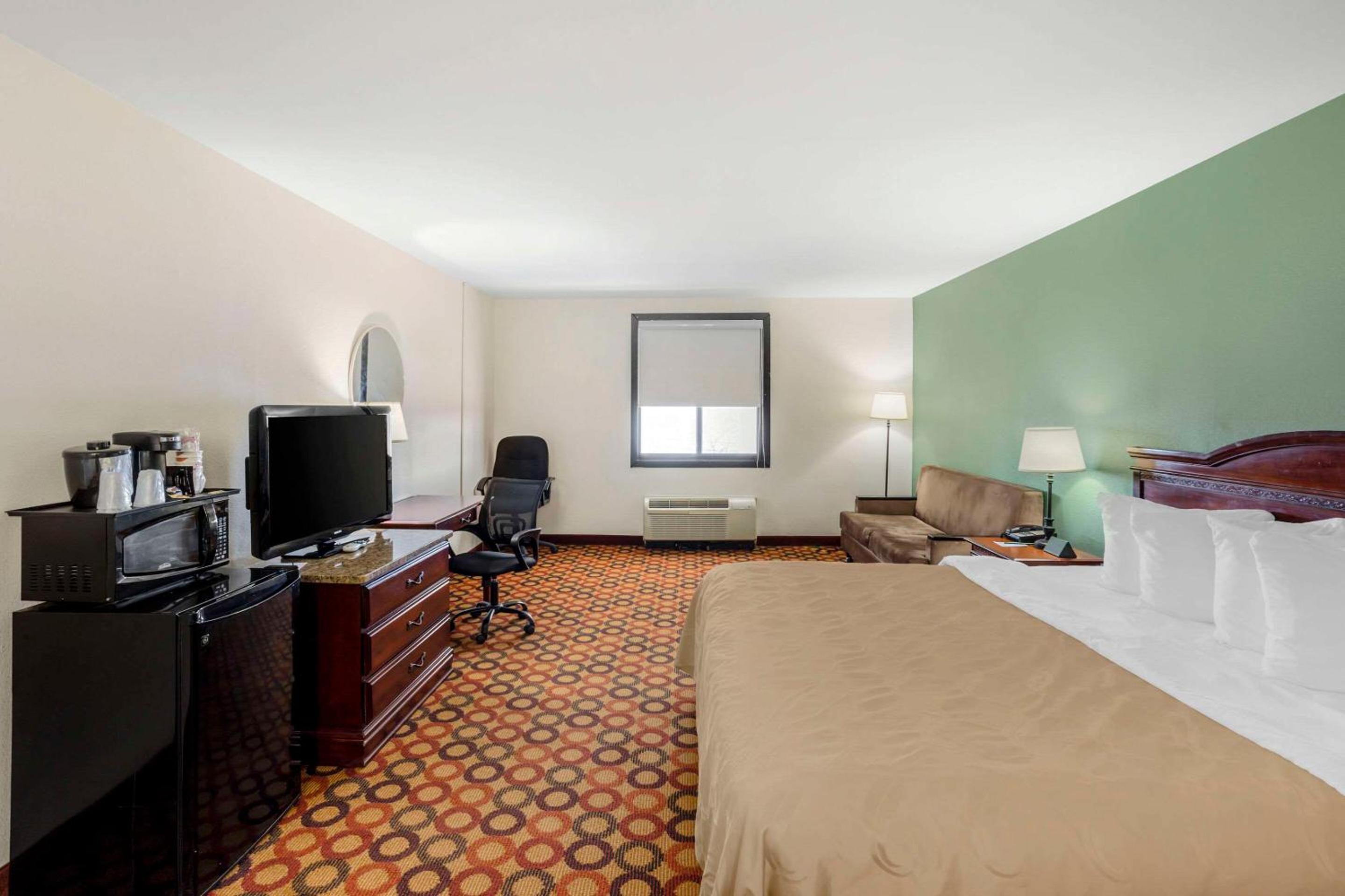 King Room - Non-Smoking - Photo 9
