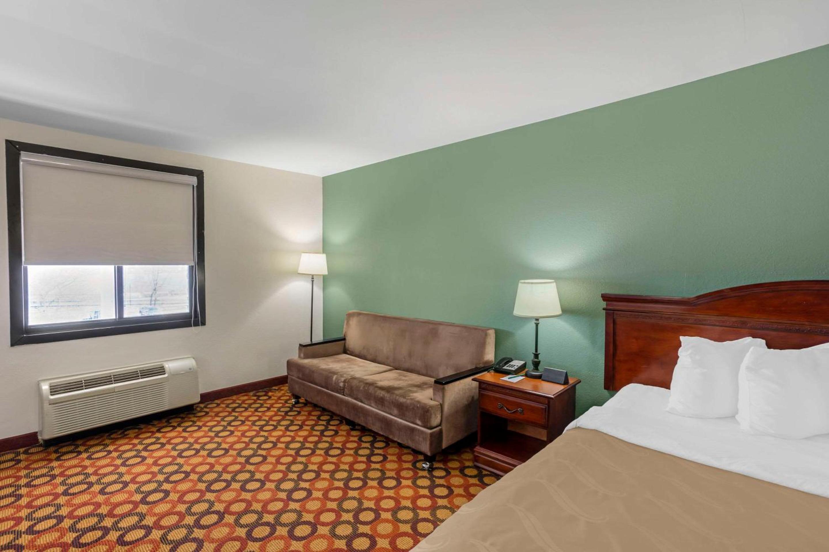 King Room - Non-Smoking - Photo 10