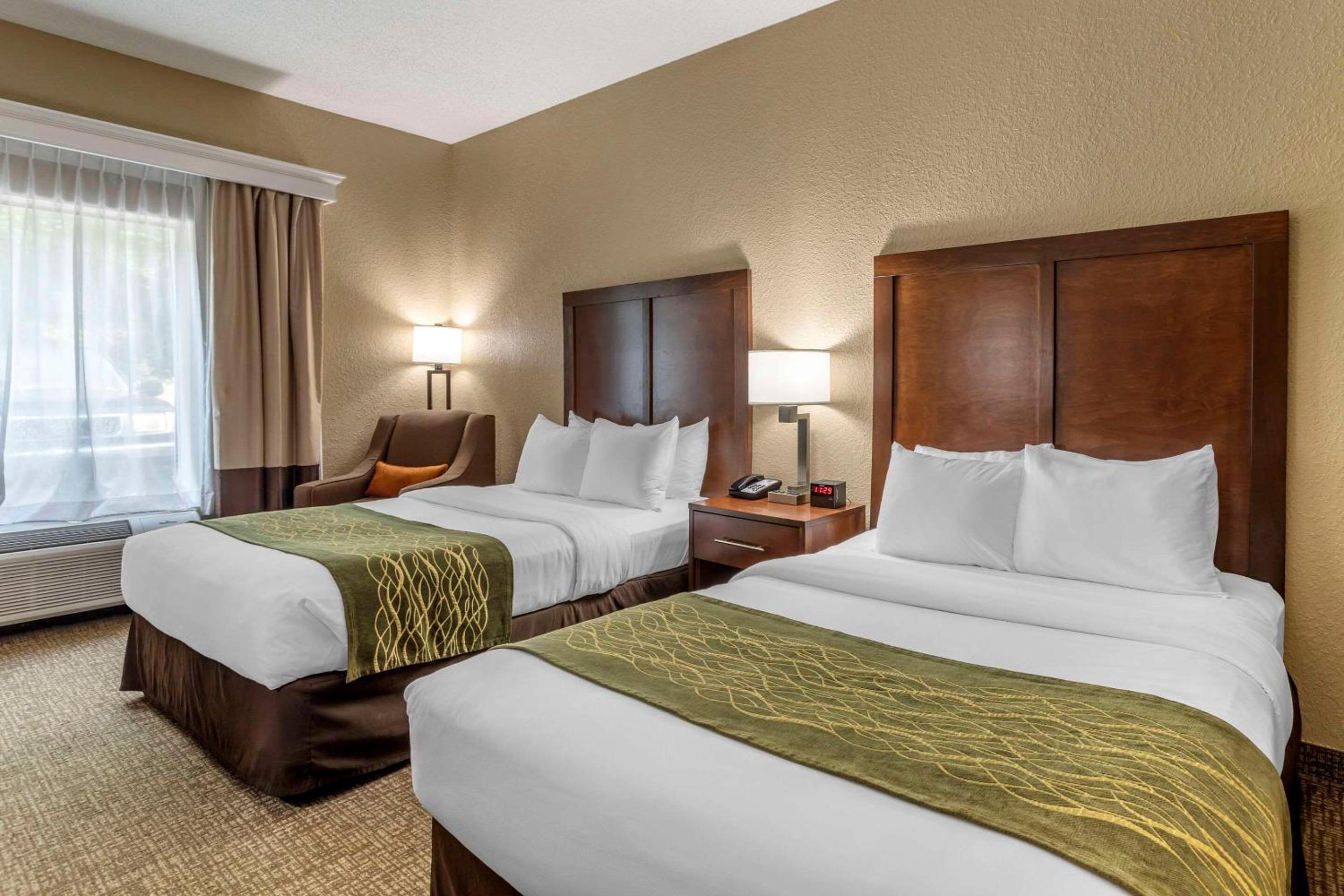 Queen Room with Two Queen Beds - Non-Smoking photo 2