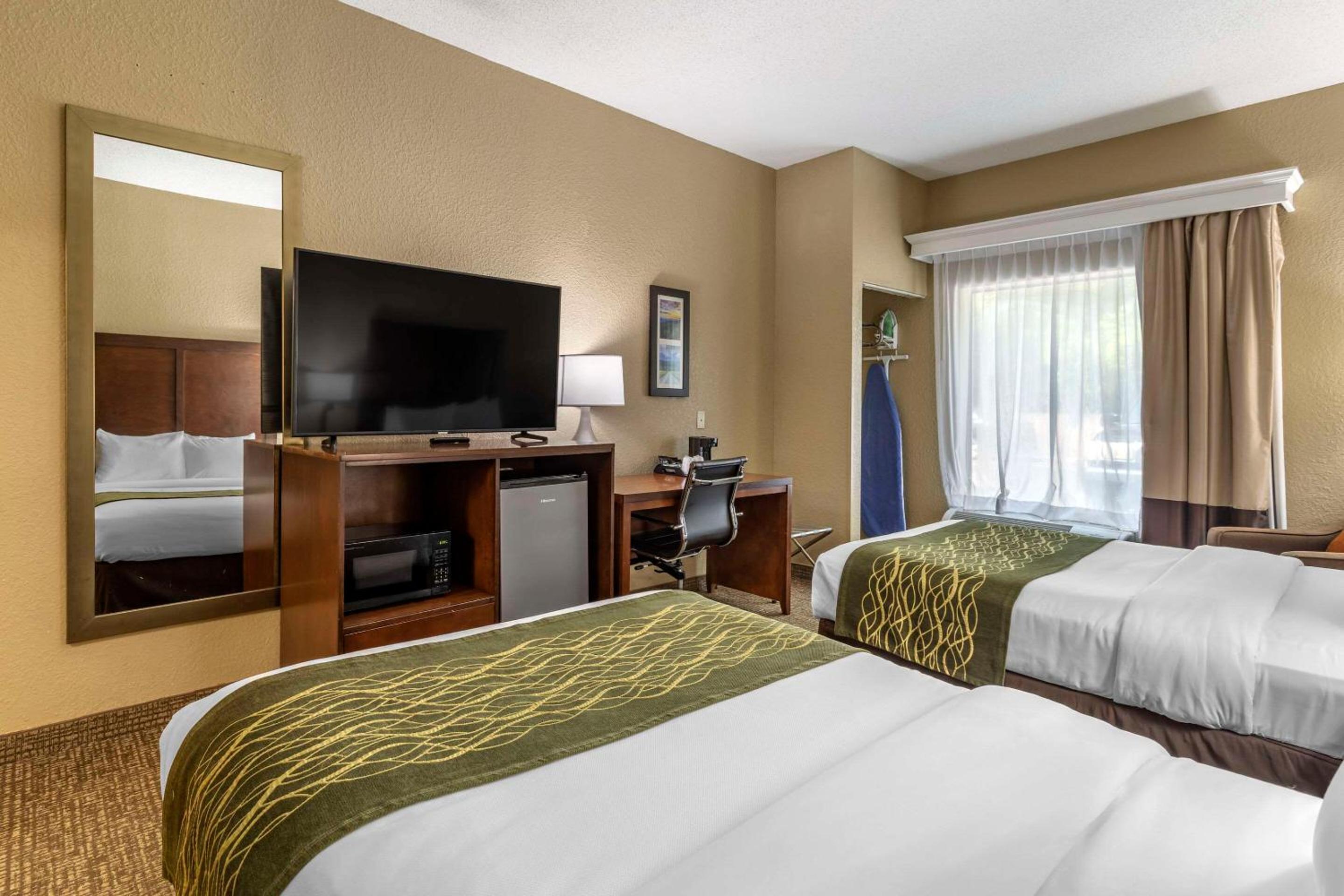 Queen Room with Two Queen Beds - Non-Smoking photo 3