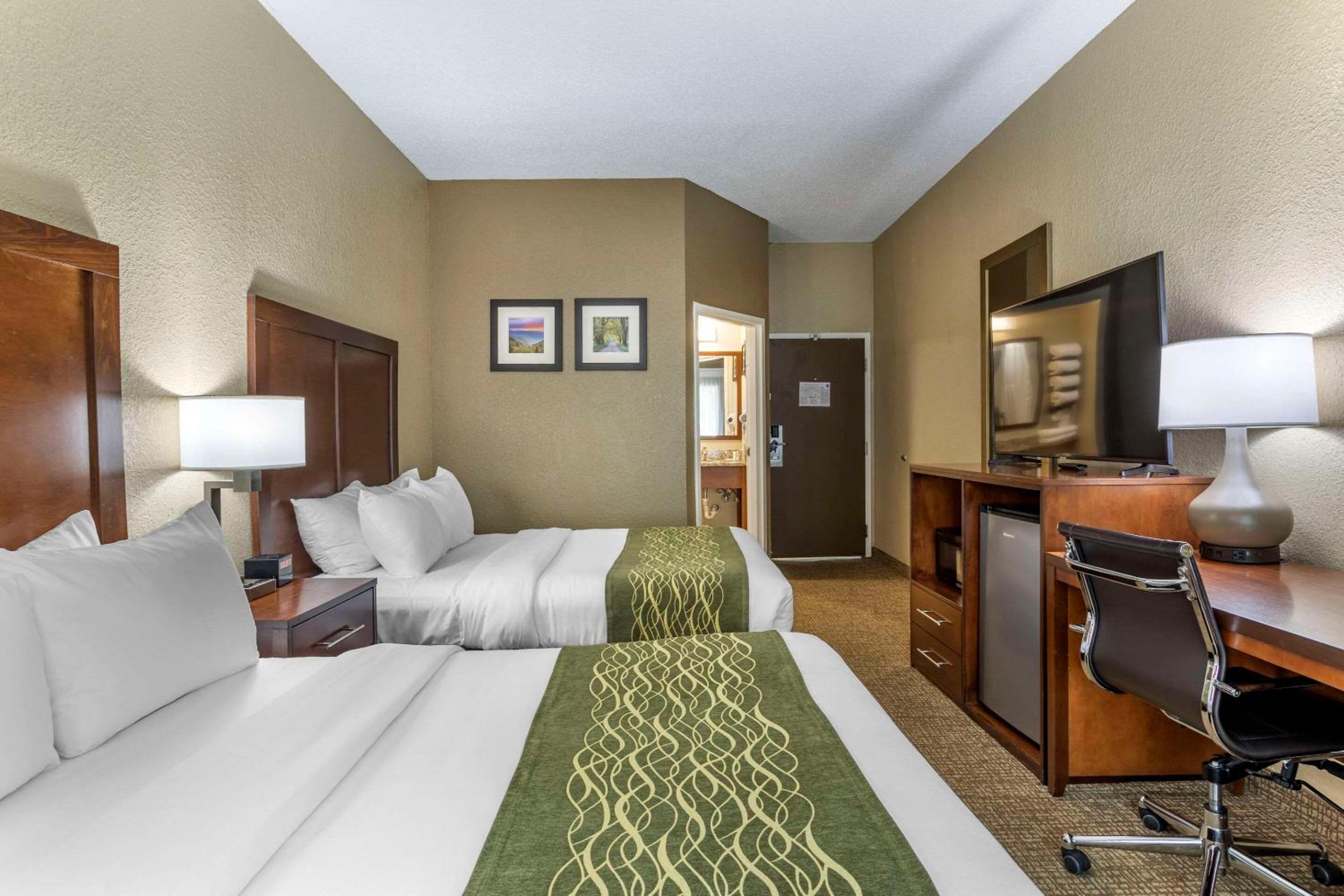 Queen Room with Two Queen Beds - Non-Smoking photo 1