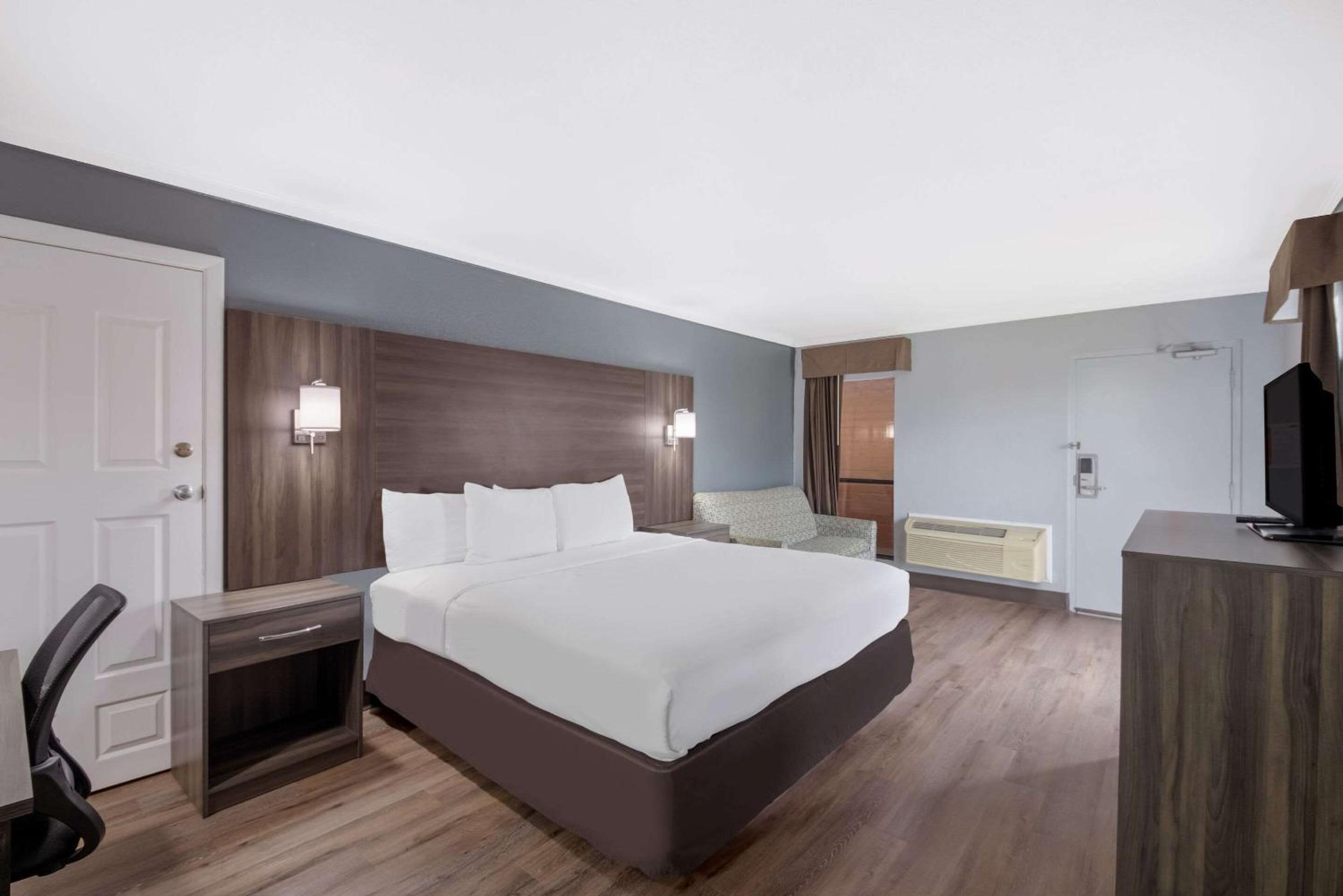 King Room - Non-Smoking - Photo 2