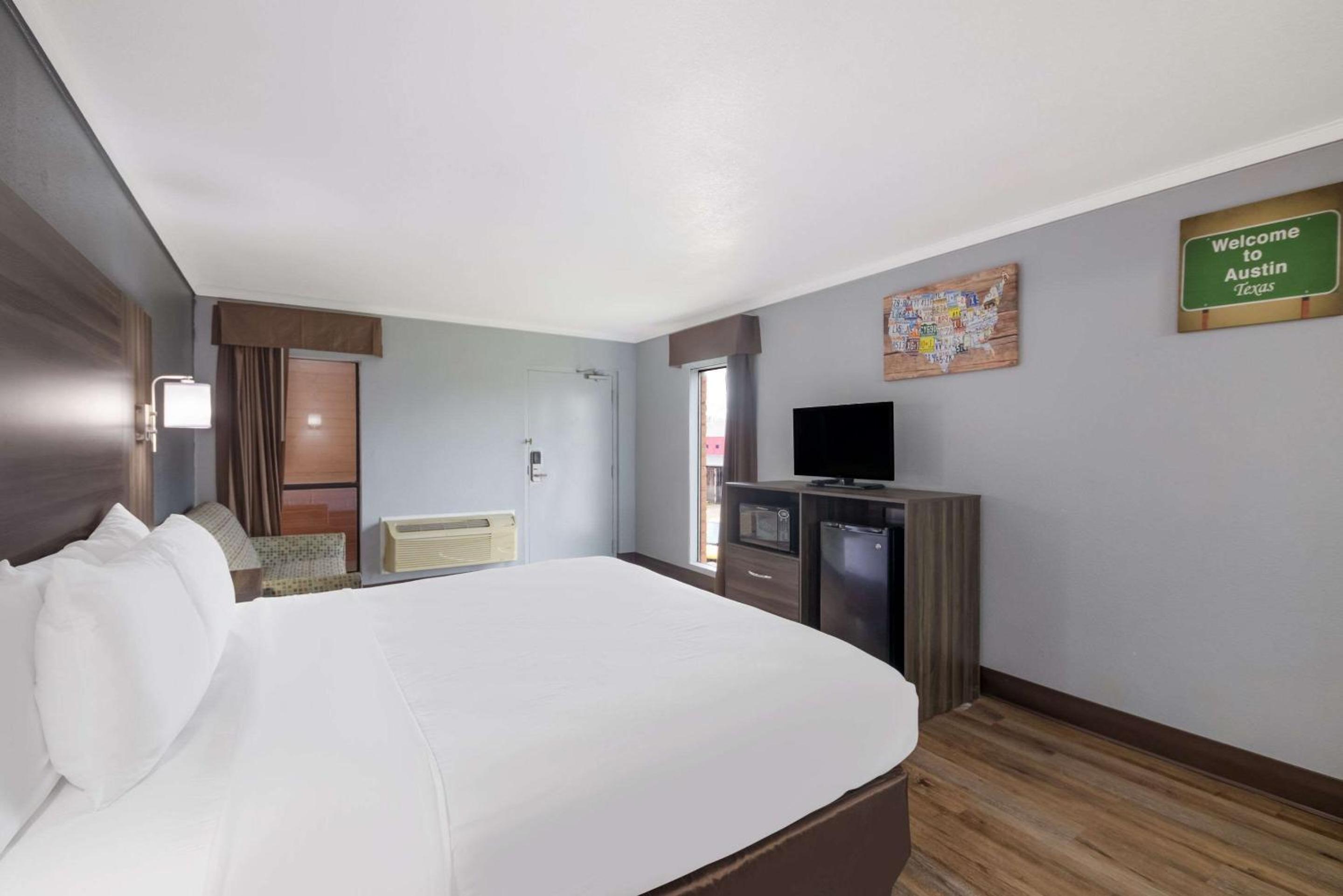 King Room - Non-Smoking - Photo 3