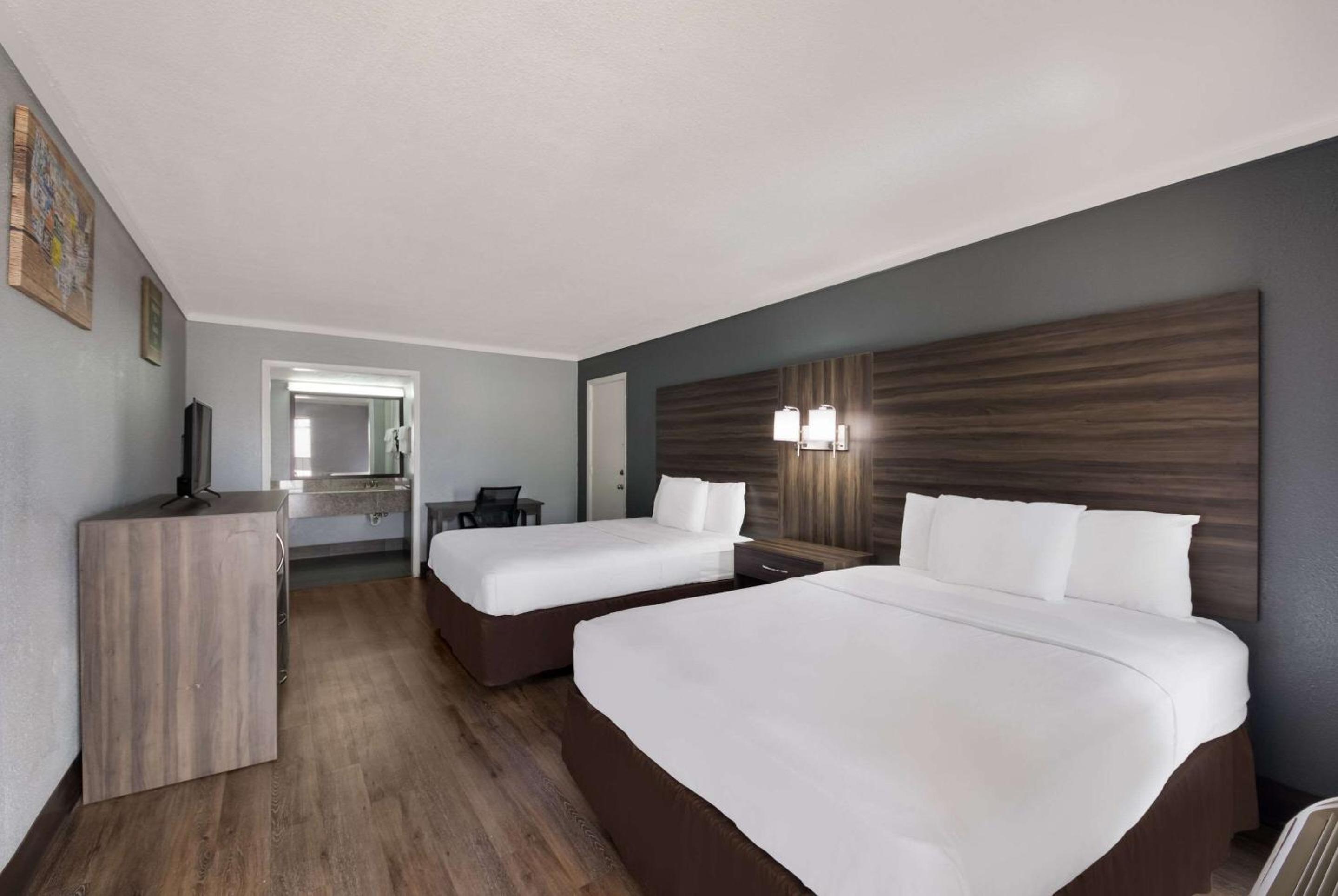 Queen Room with Two Queen Beds - Non-Smoking - Photo 1