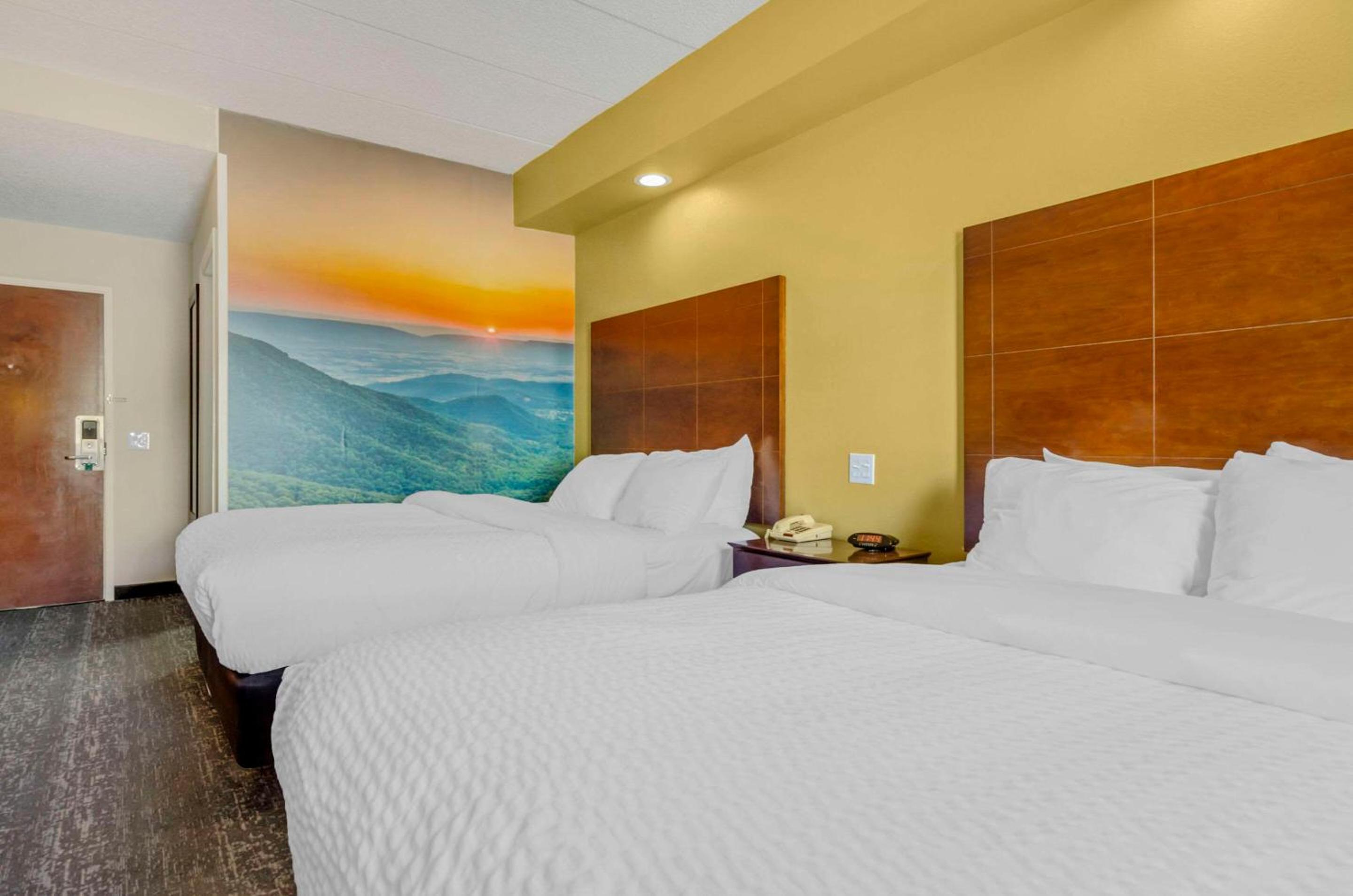 Queen Room with Two Queen Beds - Non-Smoking - Photo 1
