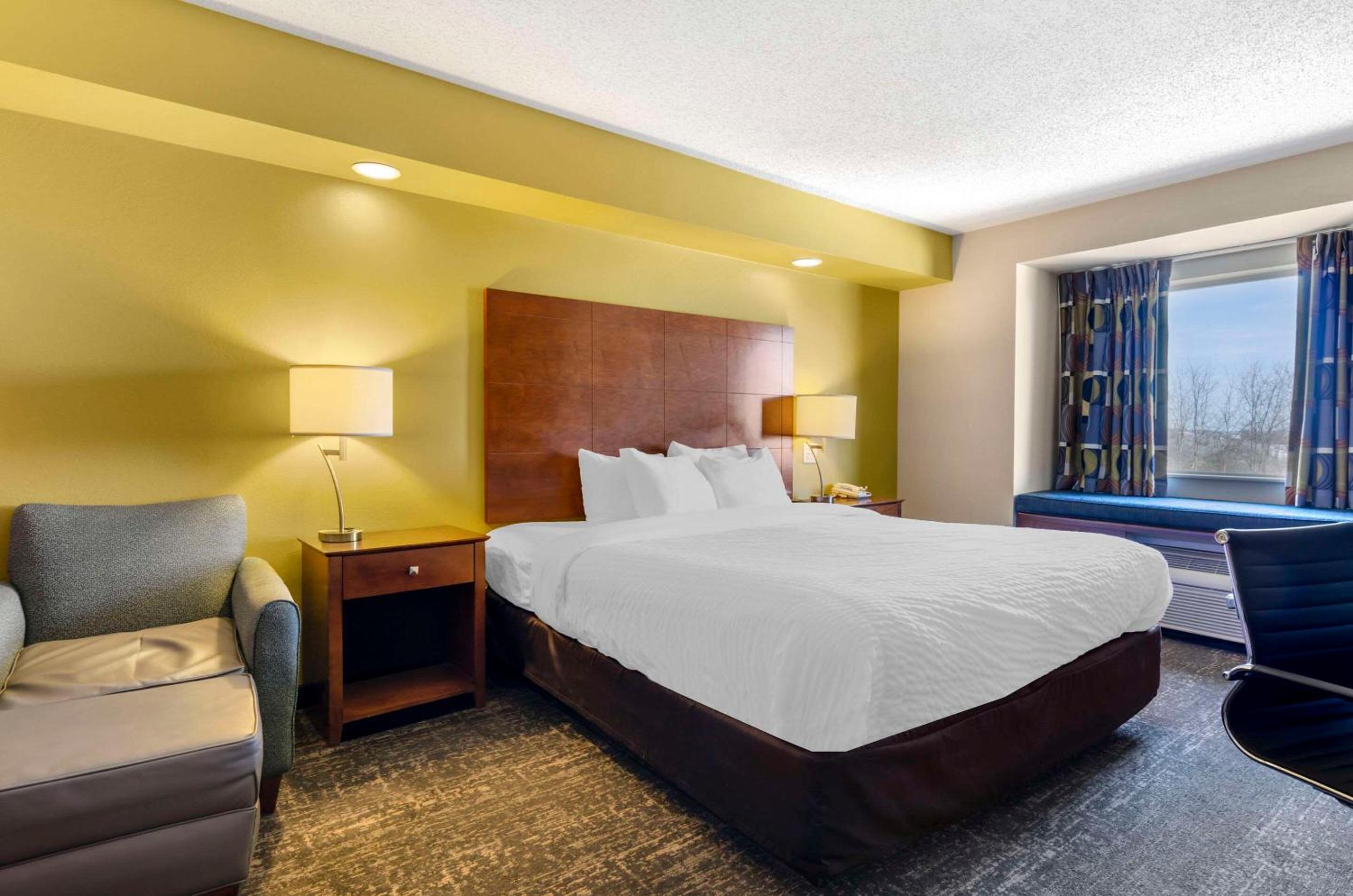 King Room - Non-Smoking - Photo 1