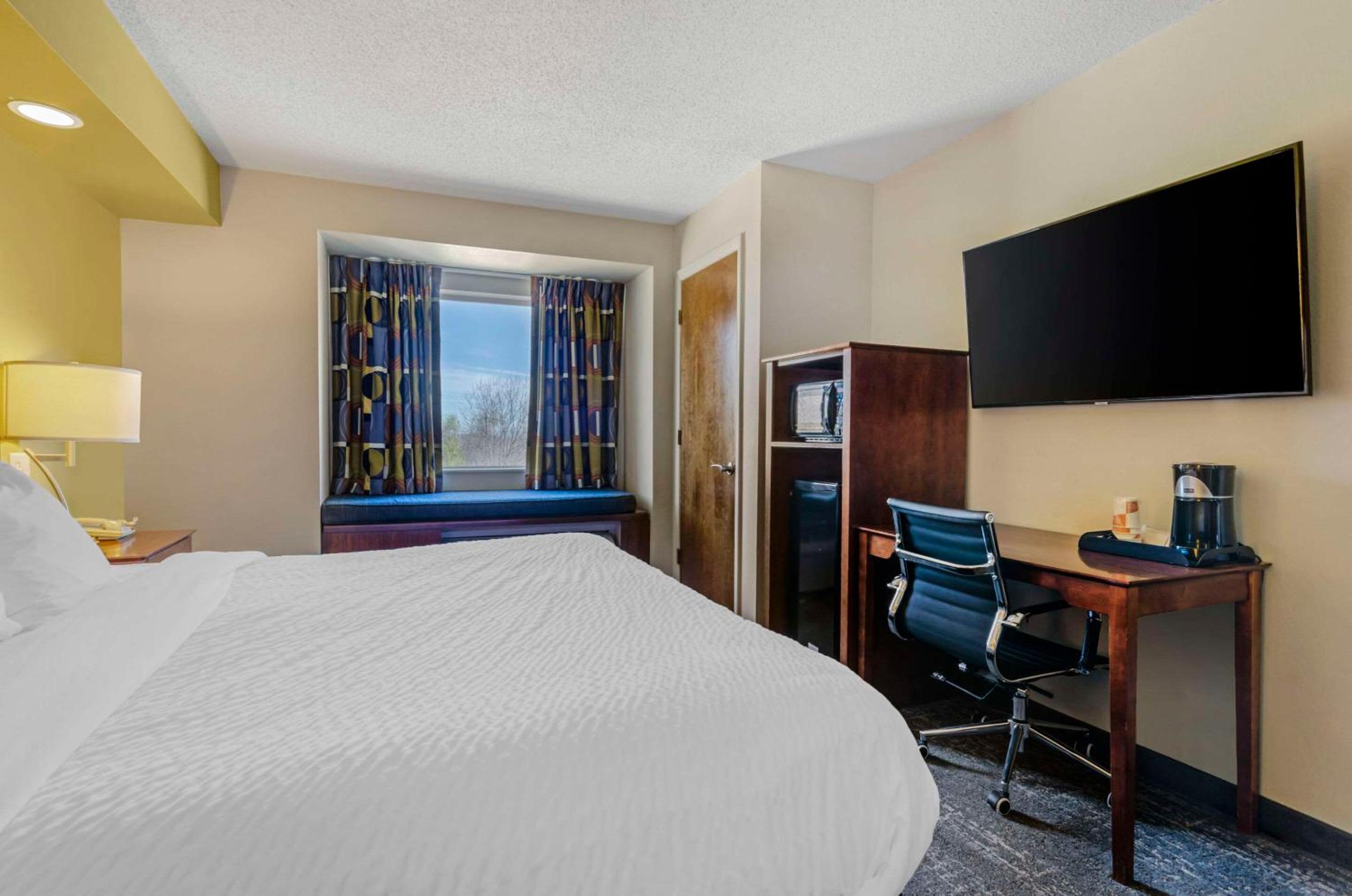 King Room - Non-Smoking - Photo 4