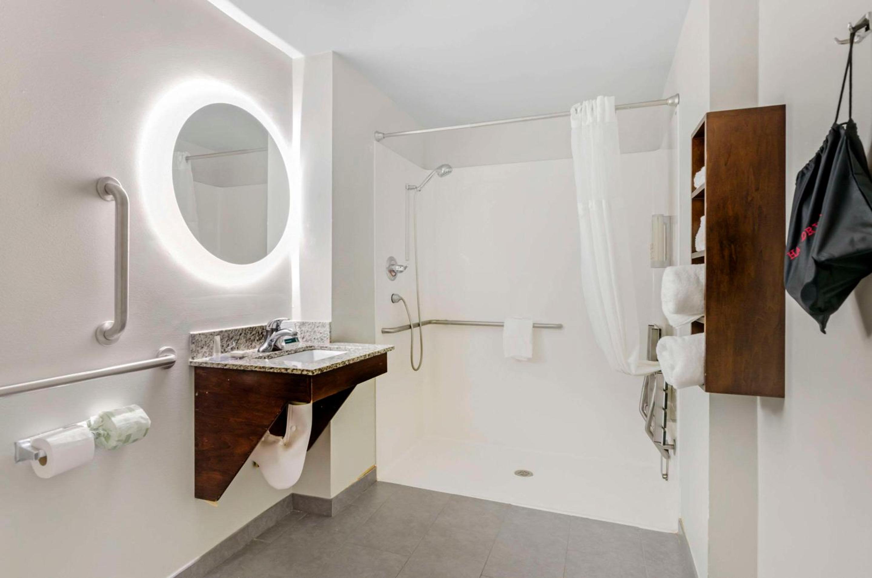 Queen Room with Two Queen Beds - Accessible/Non-Smoking  - Photo 2
