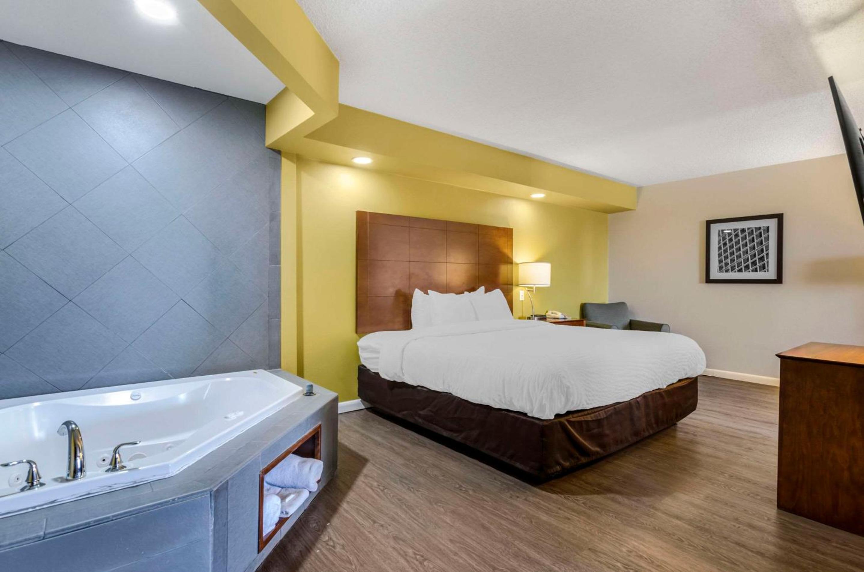 King Suite with Whirlpool - Non-Smoking - Photo 1