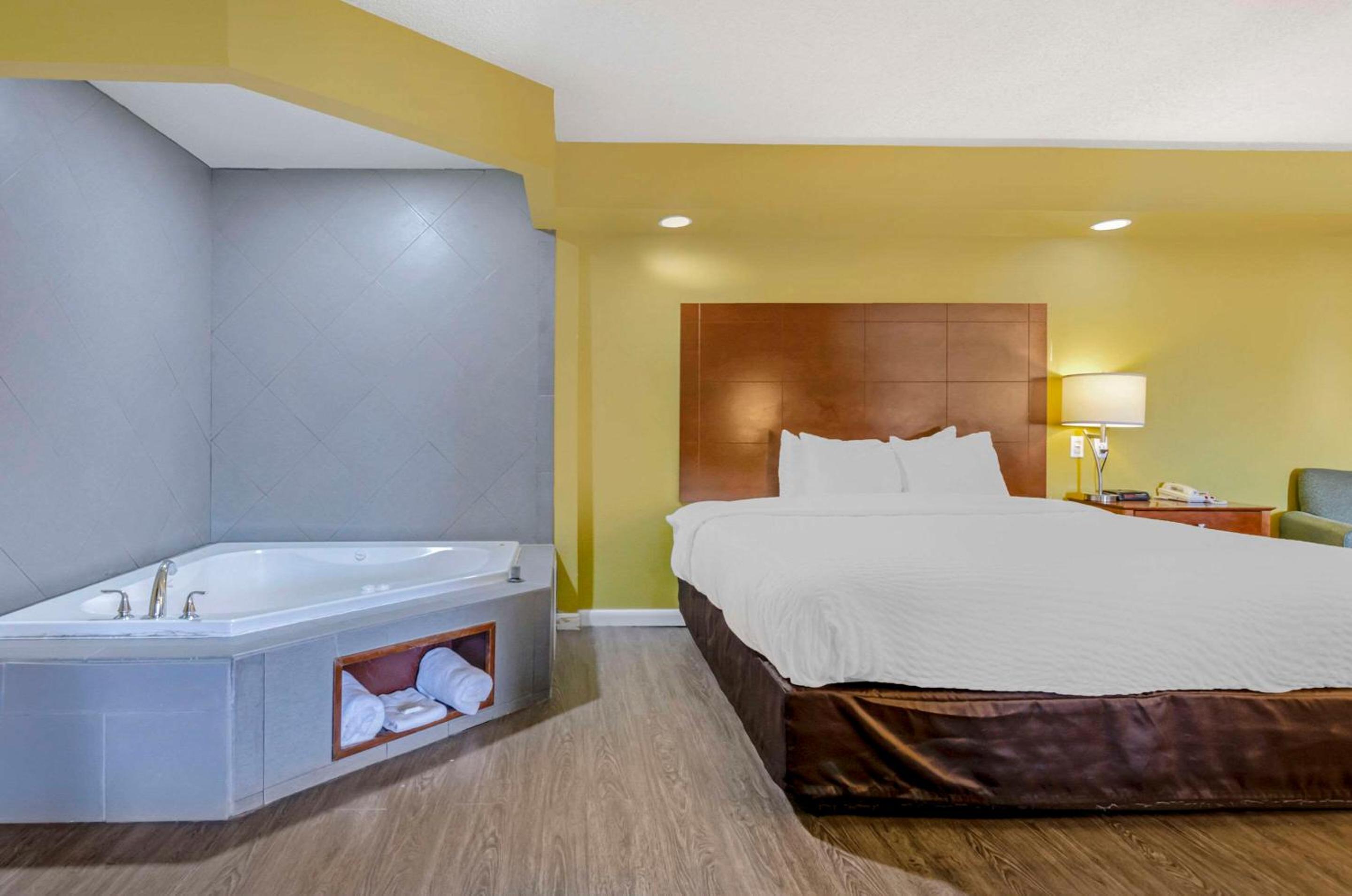 King Suite with Whirlpool - Non-Smoking - Photo 3
