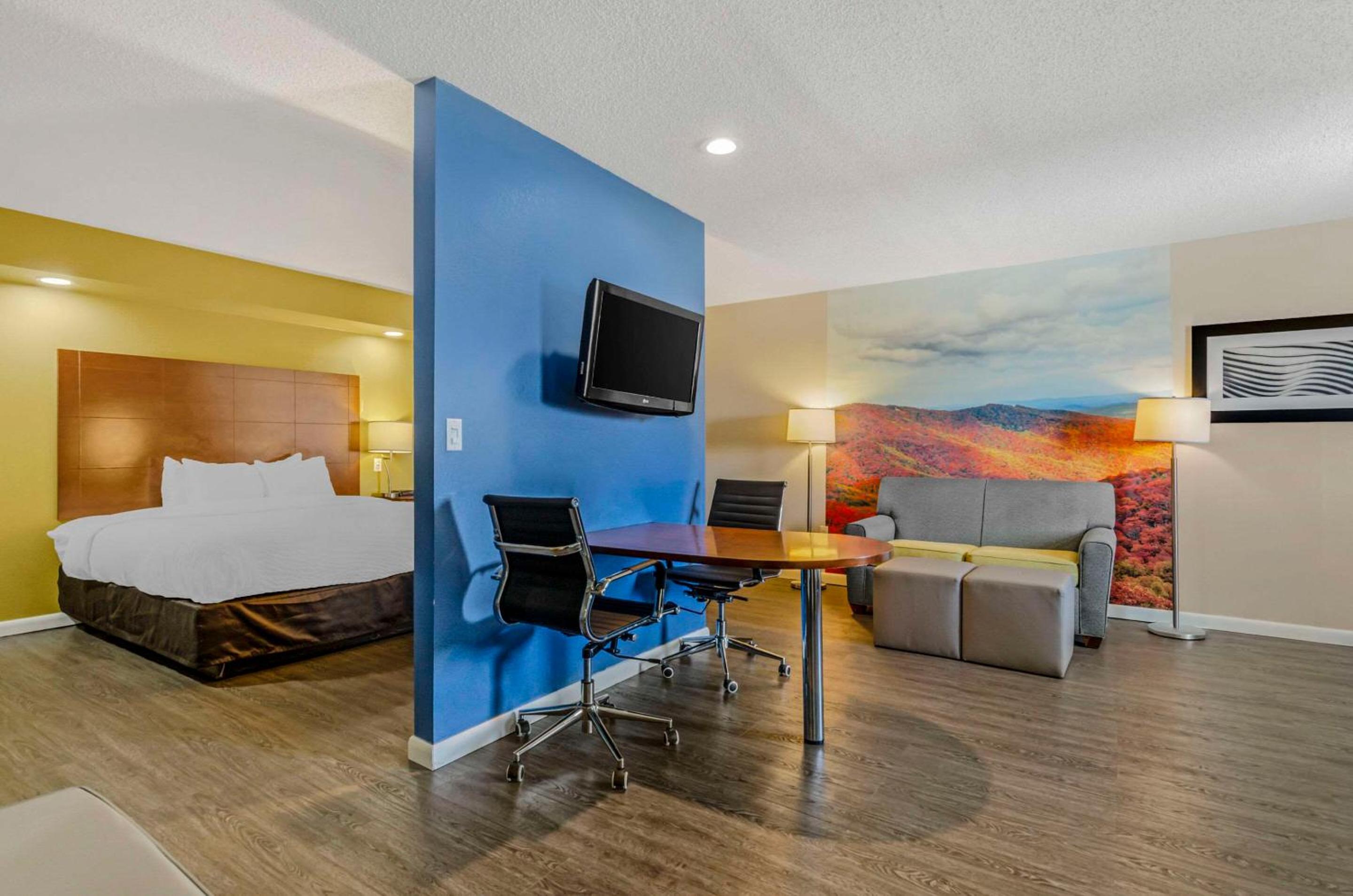 King Suite with Whirlpool - Non-Smoking - Photo 2
