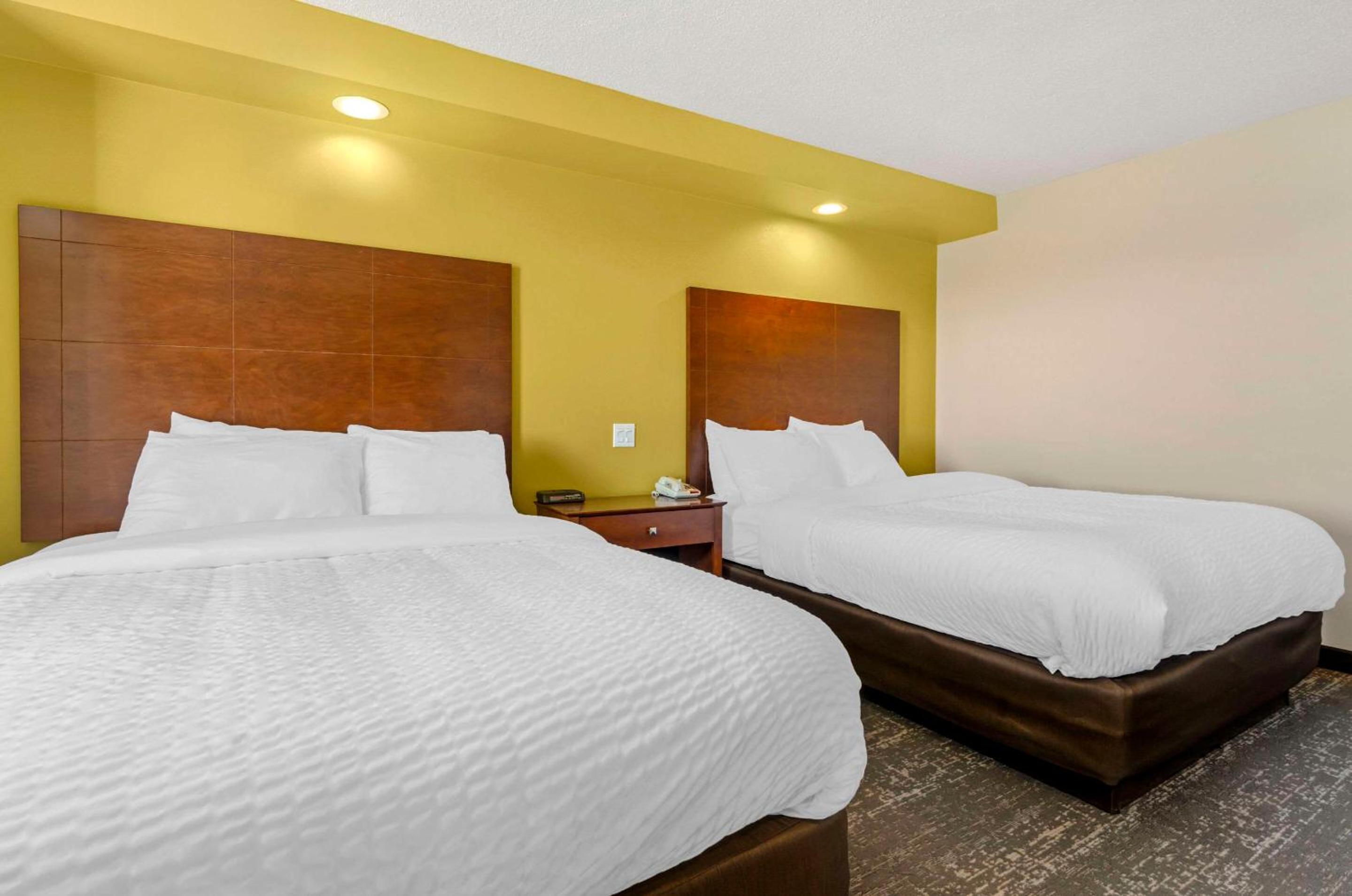 Queen Room with Two Queen Beds - Non-Smoking - Photo 3