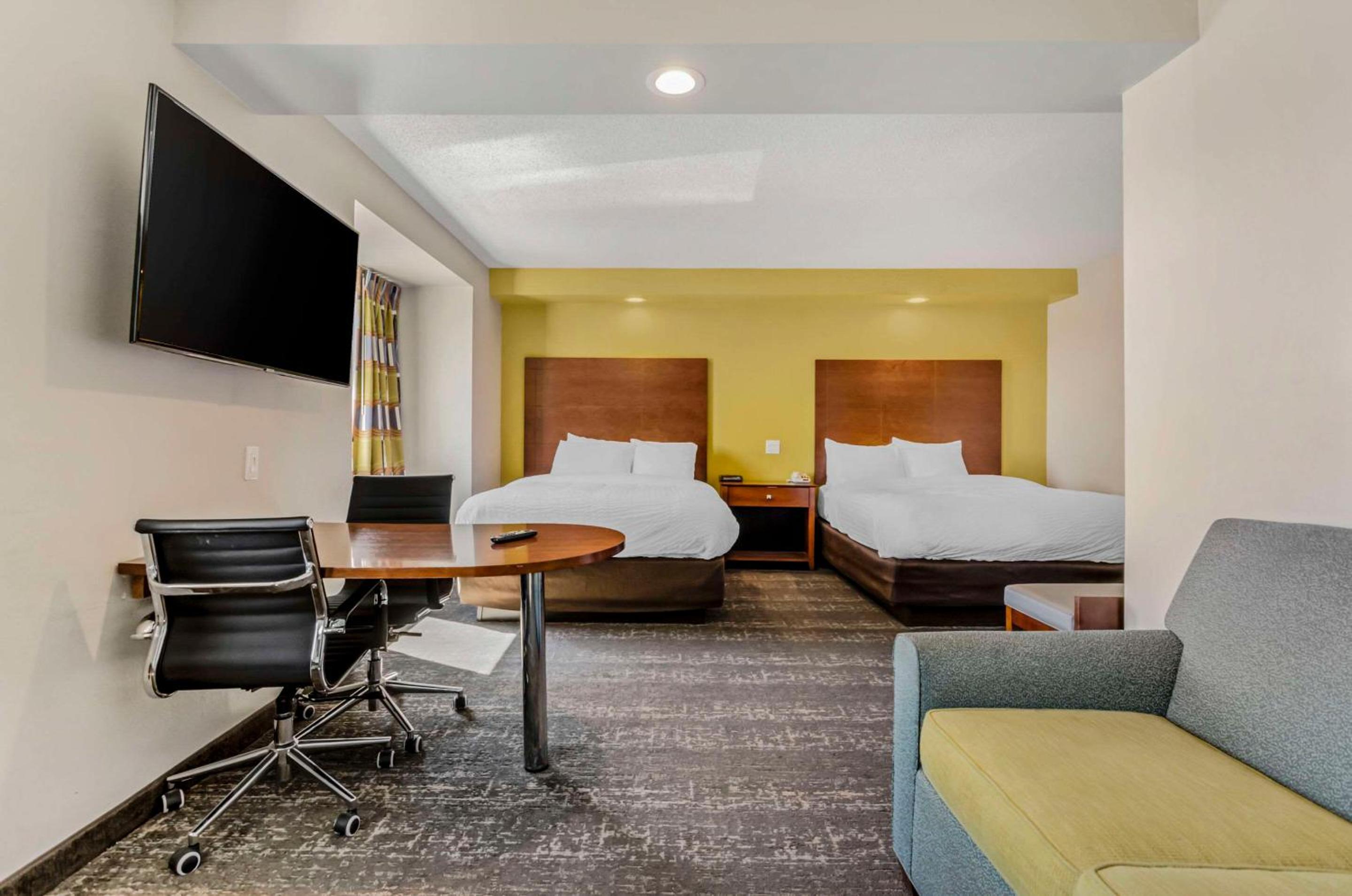 One-Bedroom Queen Suite with Mountain View - Non-Smoking - Photo 2
