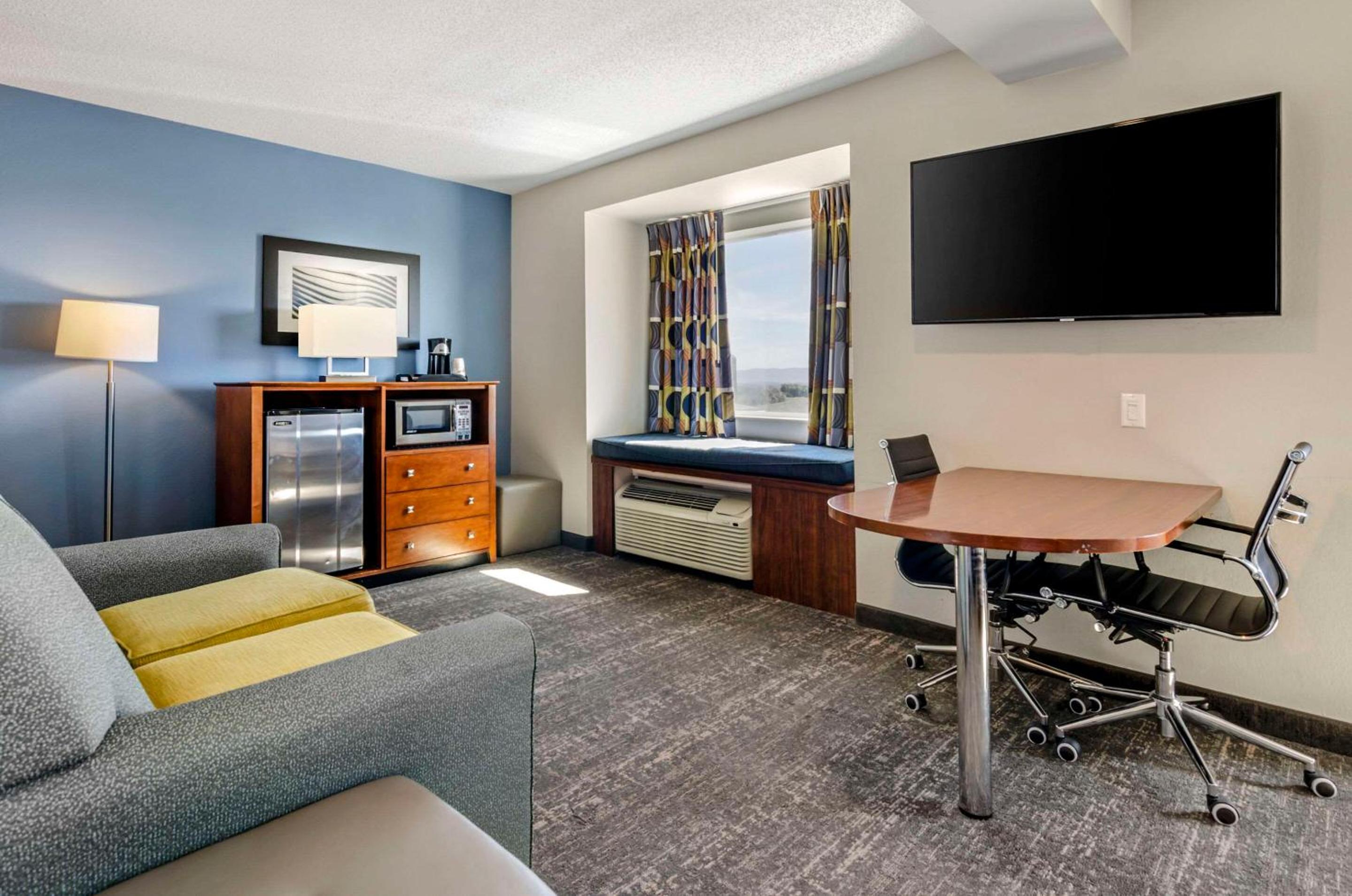 One-Bedroom Queen Suite with Mountain View - Non-Smoking - Photo 7