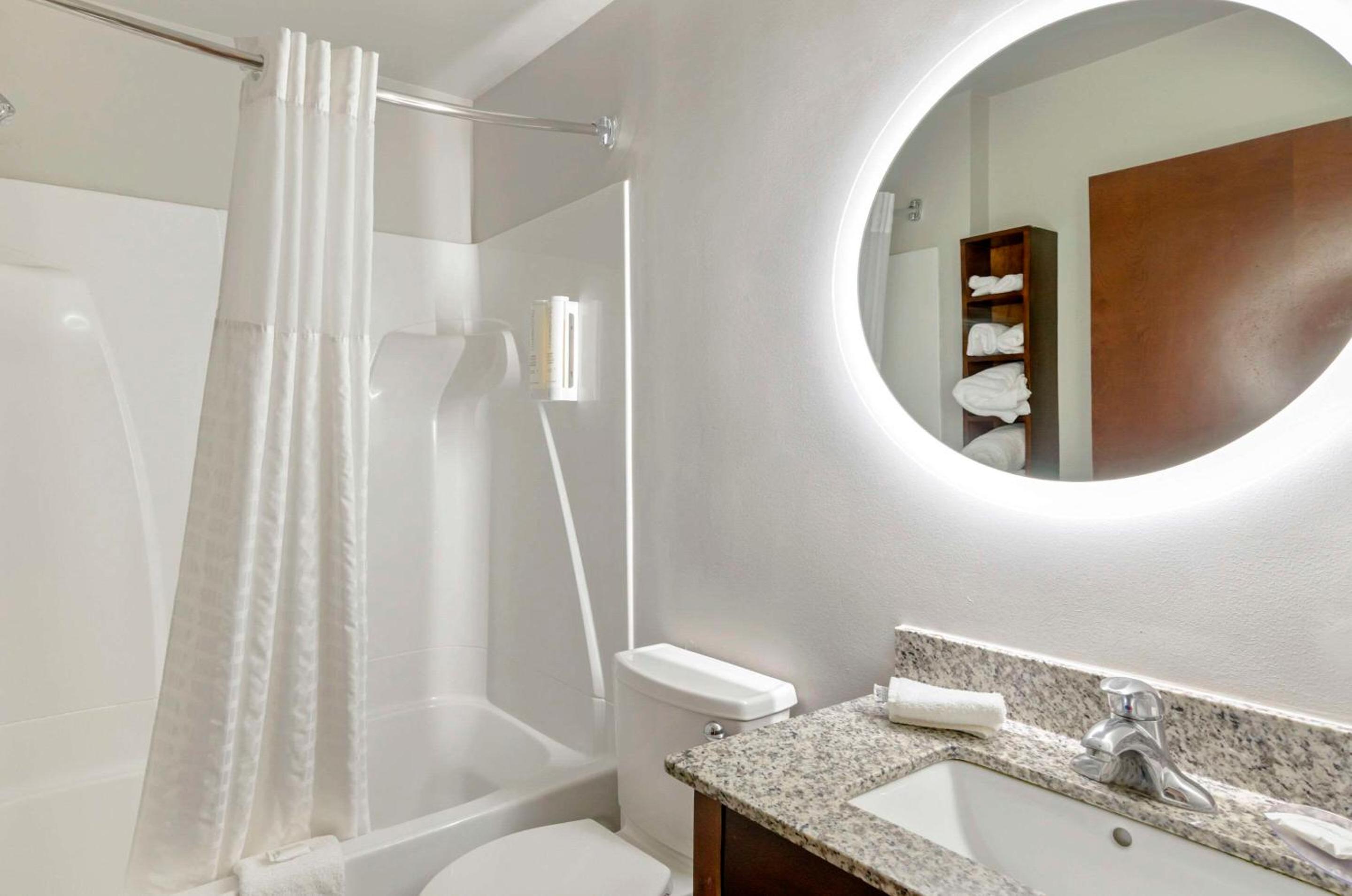 One-Bedroom Queen Suite with Mountain View - Non-Smoking - Photo 6