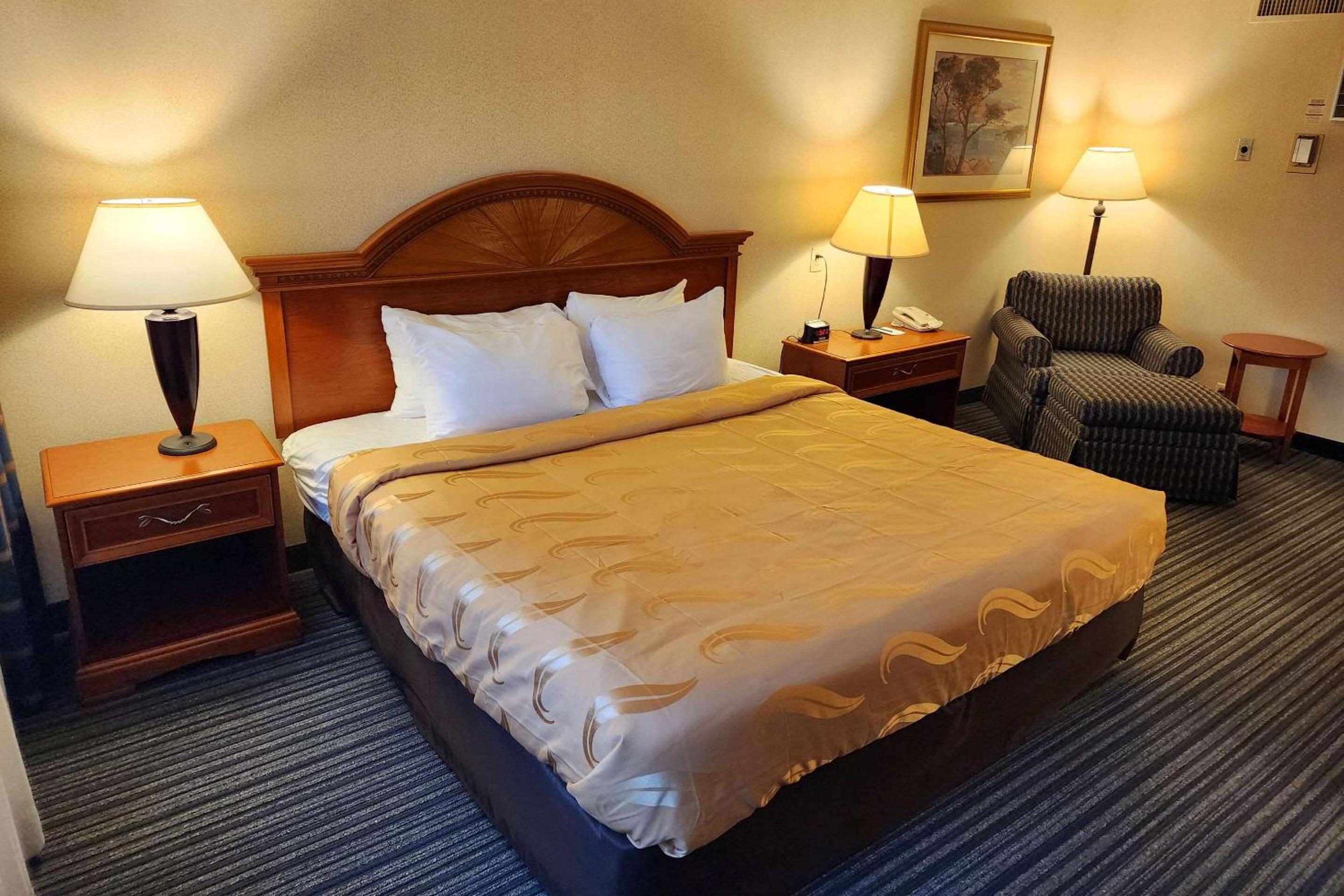 King Room - Non-Smoking - Photo 1