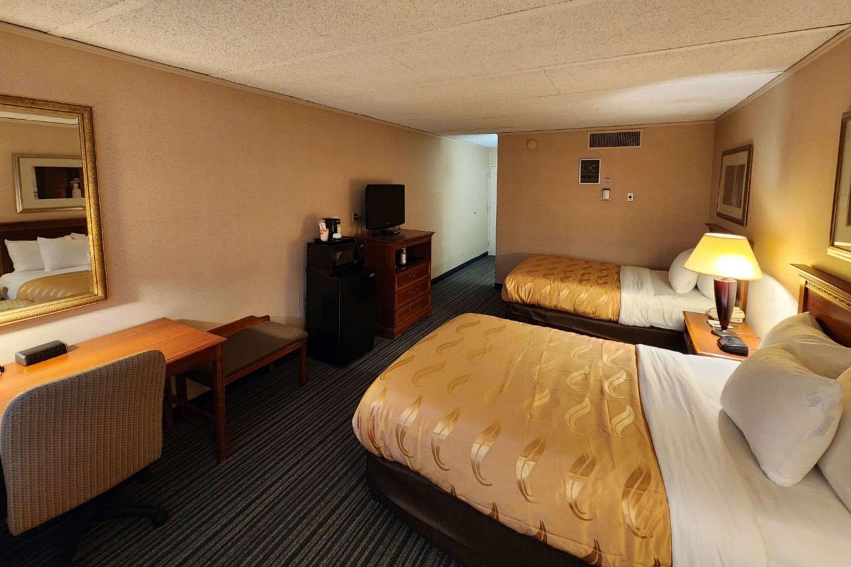 Double Room with Two Double Beds - Non-Smoking - Photo 4