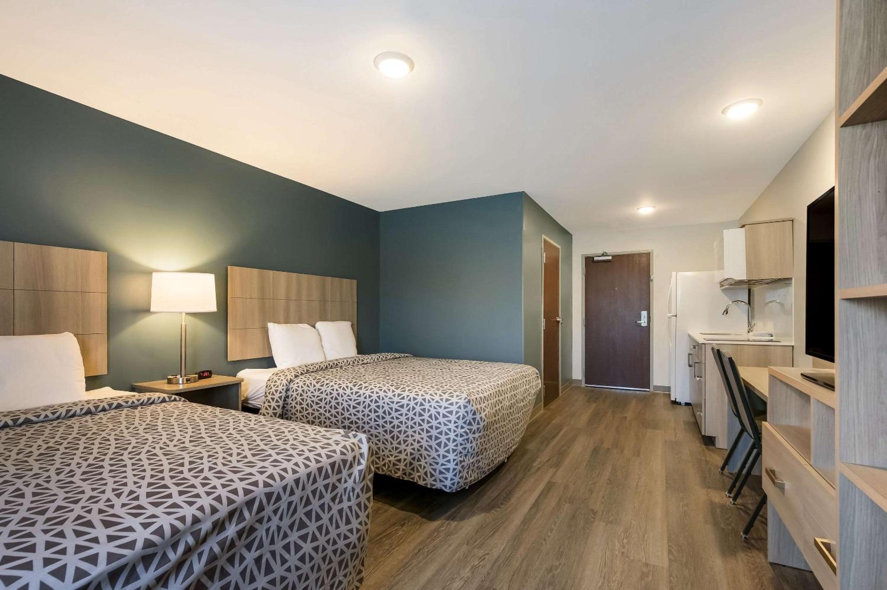 QUEEN SUITE TWO QUEEN BEDS W DISHWASHER (DISHES/COOKWARE INCLUDED)