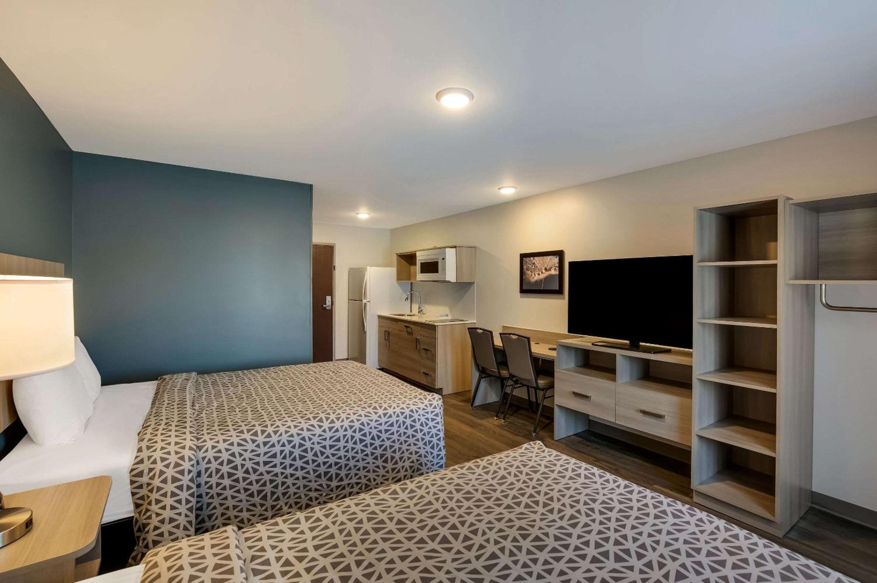 QUEEN SUITE TWO QUEEN BEDS photo 2