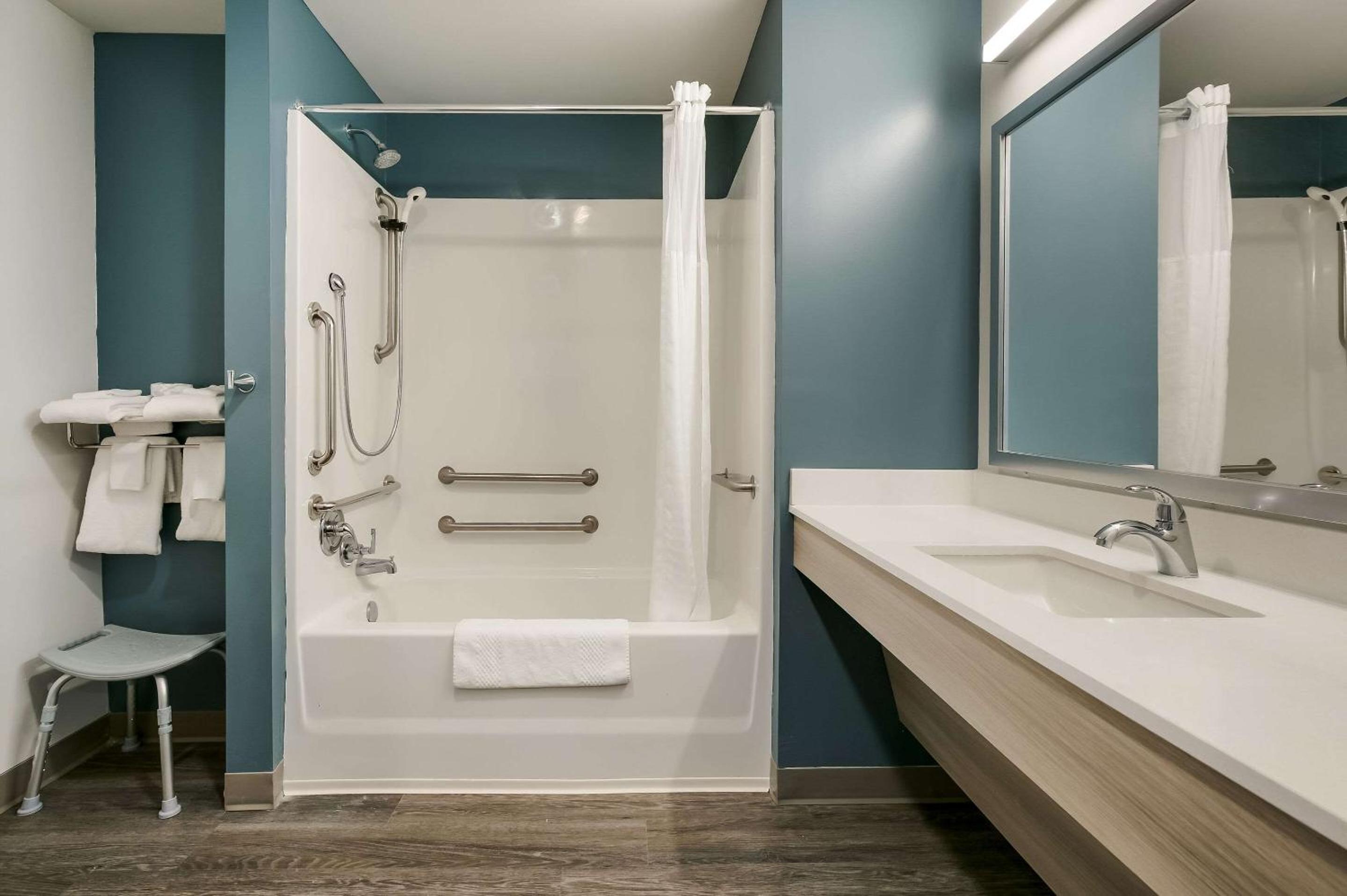 QUEEN SUITE ACCESSIBLE - Photo 2