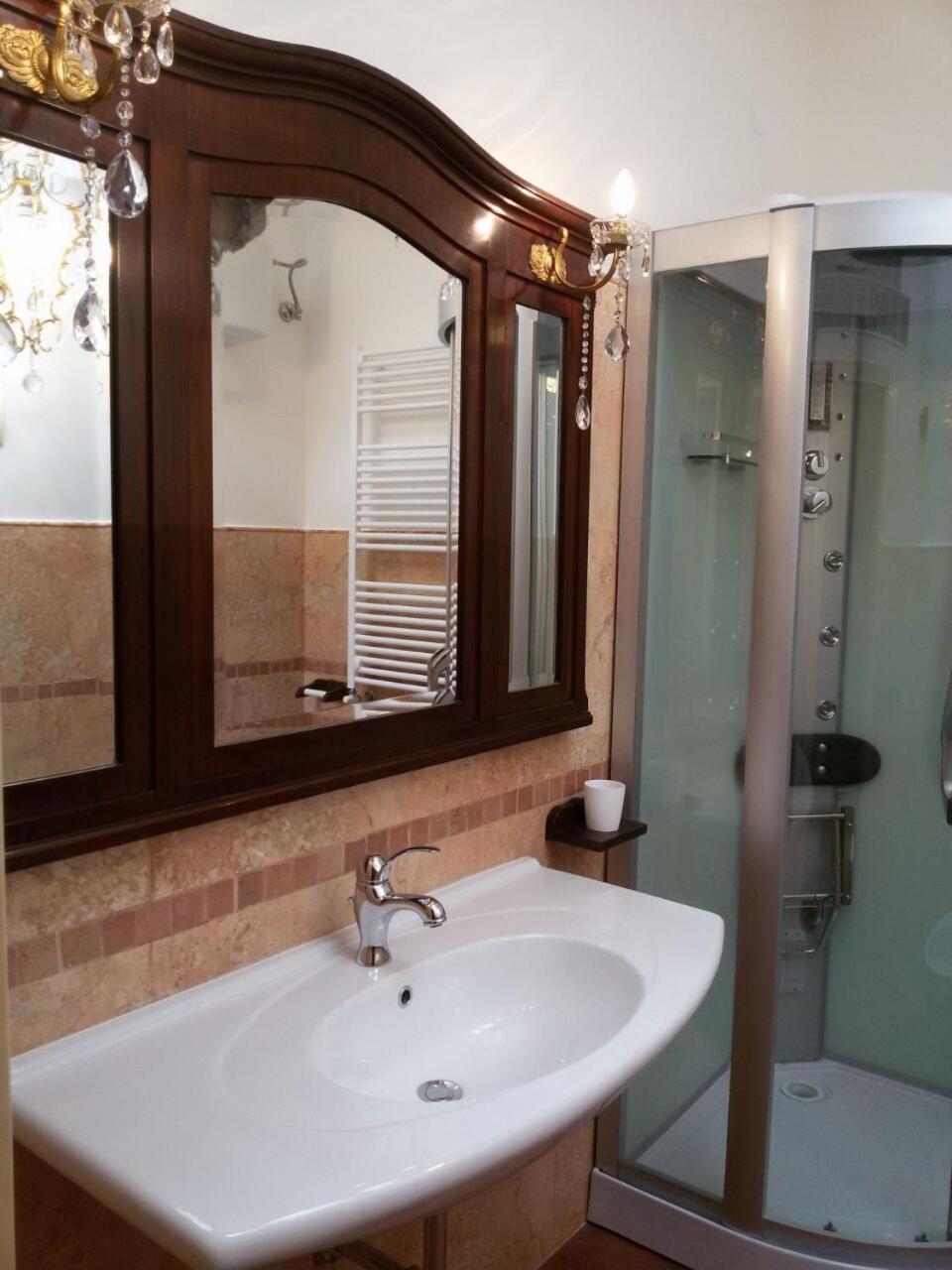 Deluxe Double Room (2 Adults + 1 Child)