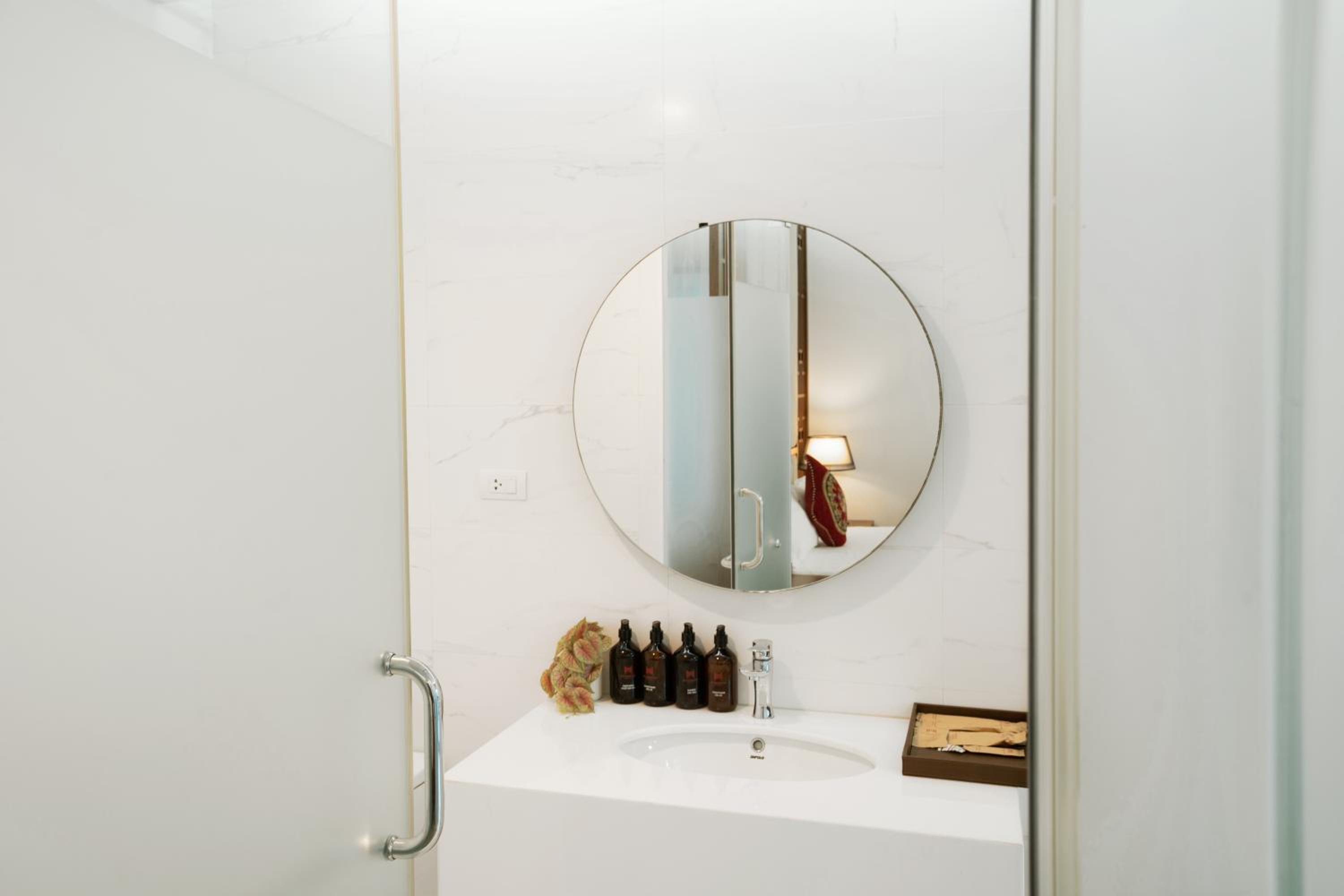 Deluxe Queen Suite photo 3