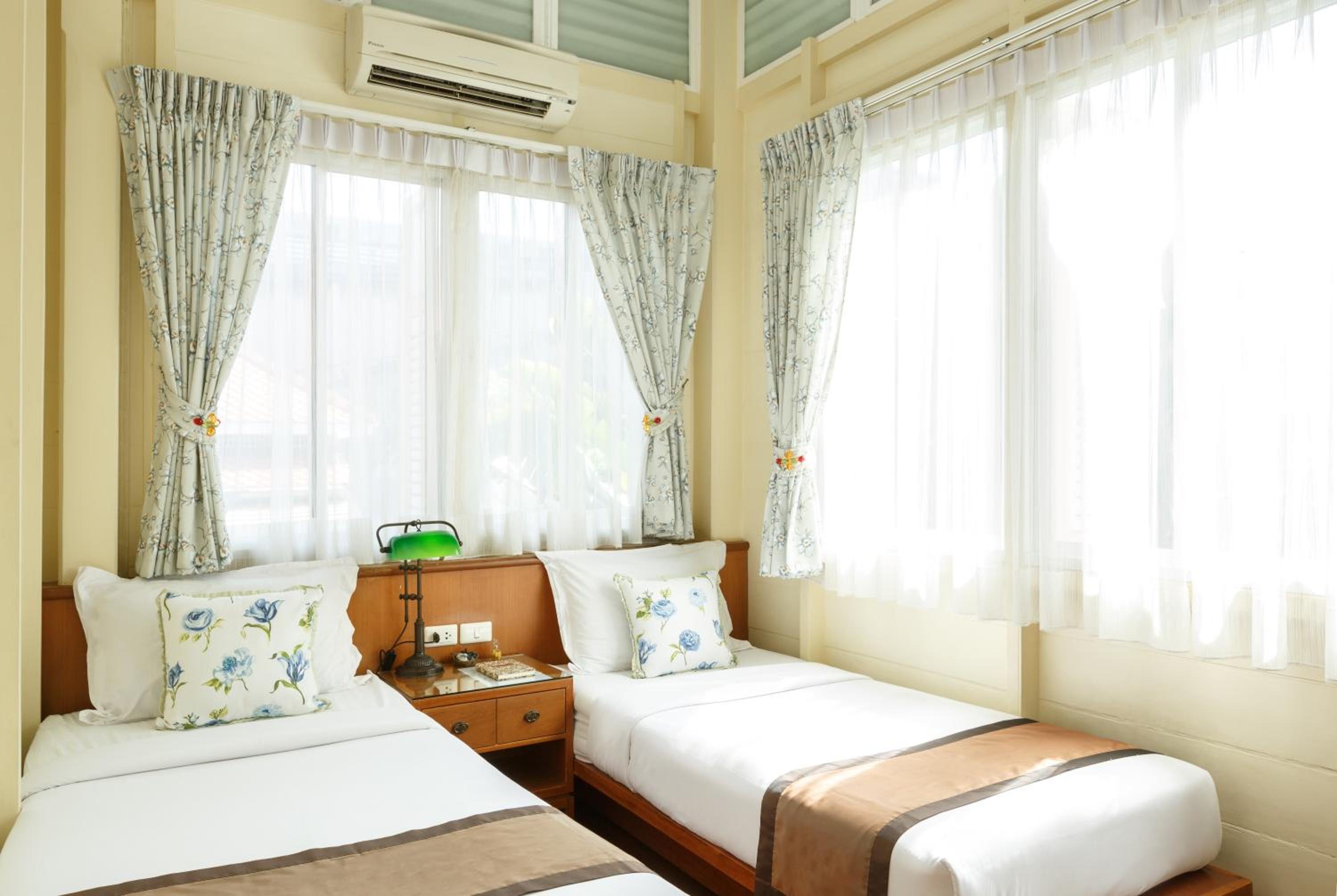 Standard Twin Room with Shared Bathroom photo 1