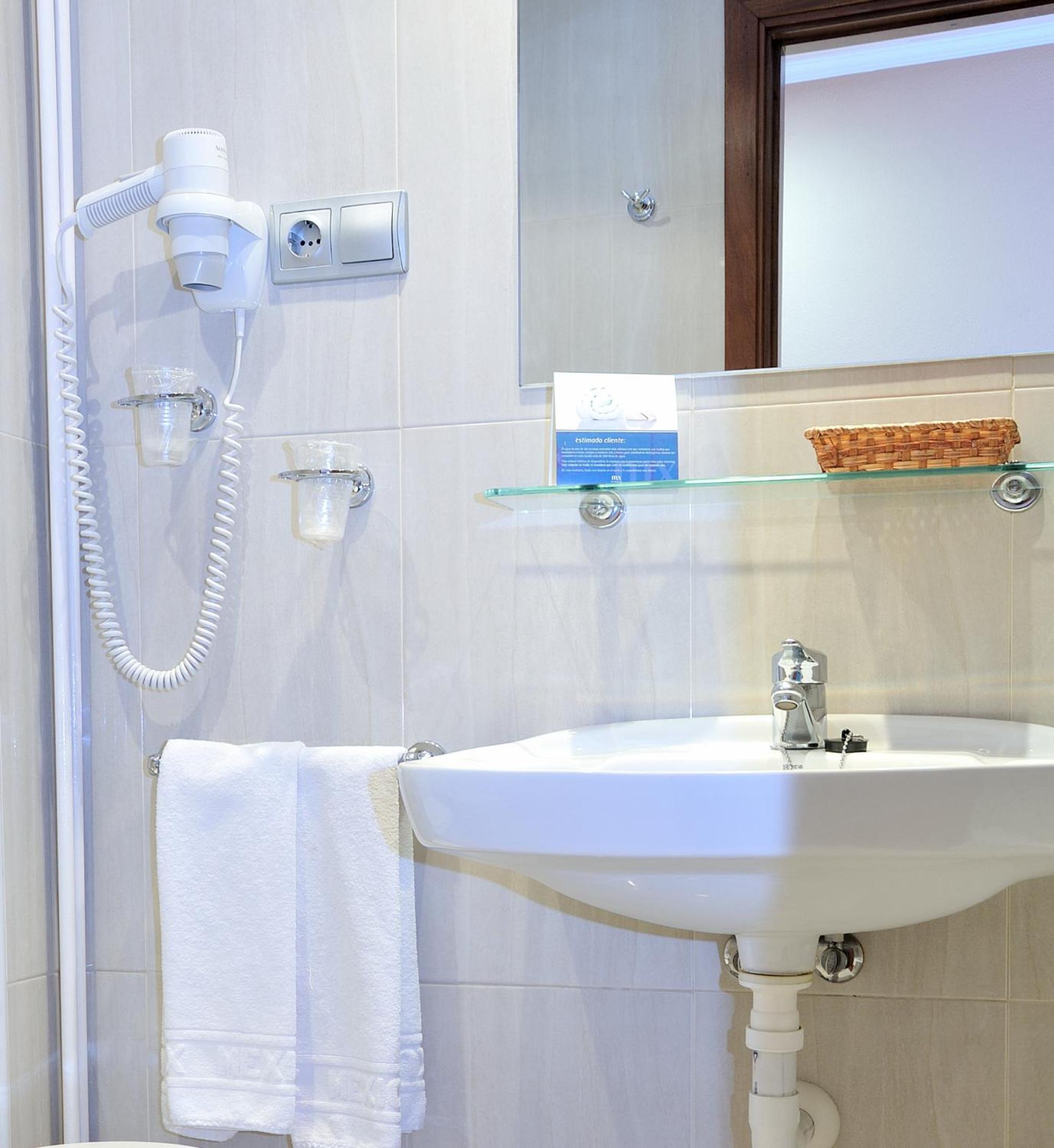 Double or Twin Room - Photo 9