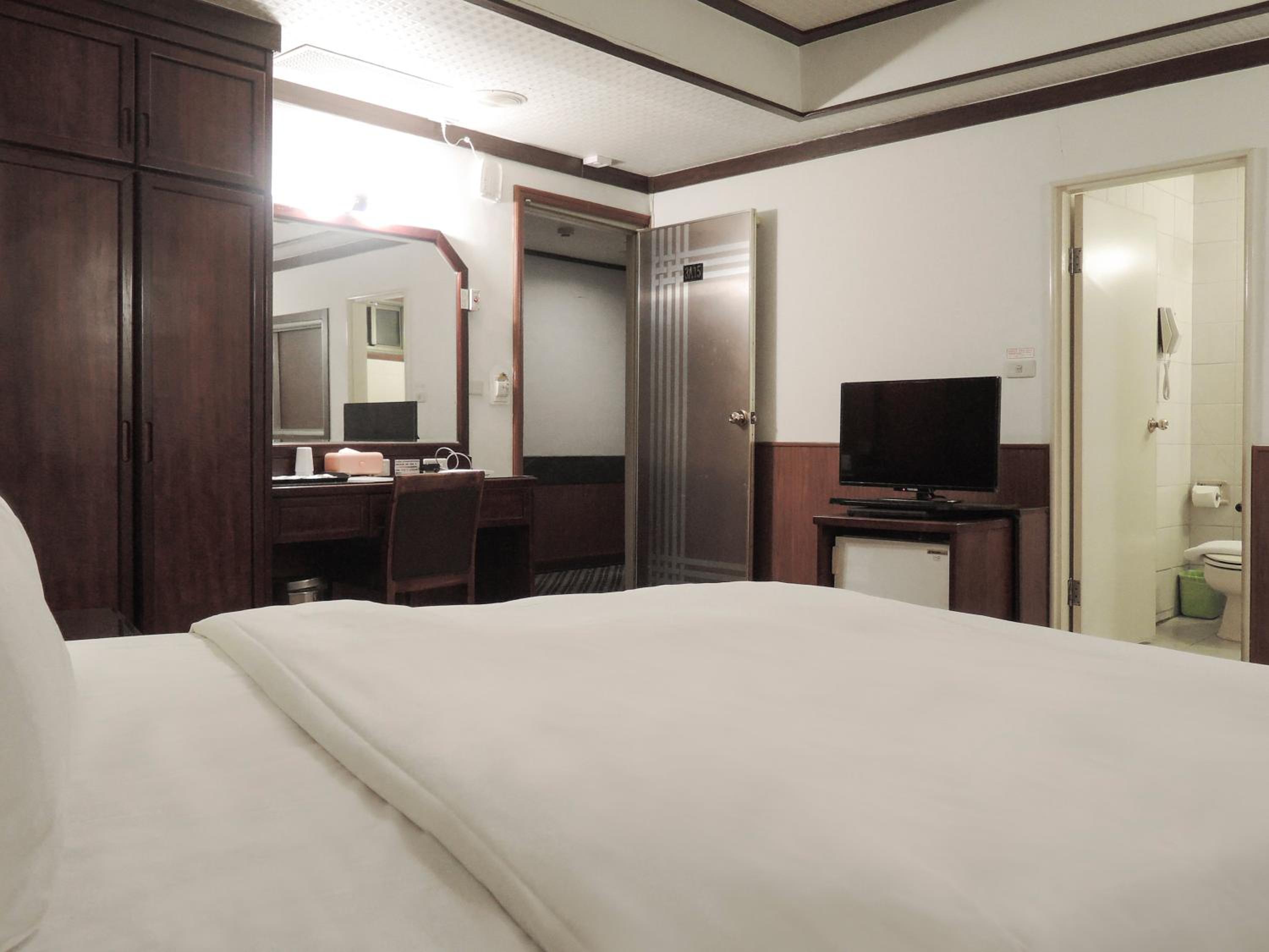 Standard Double Room - No Window photo 2