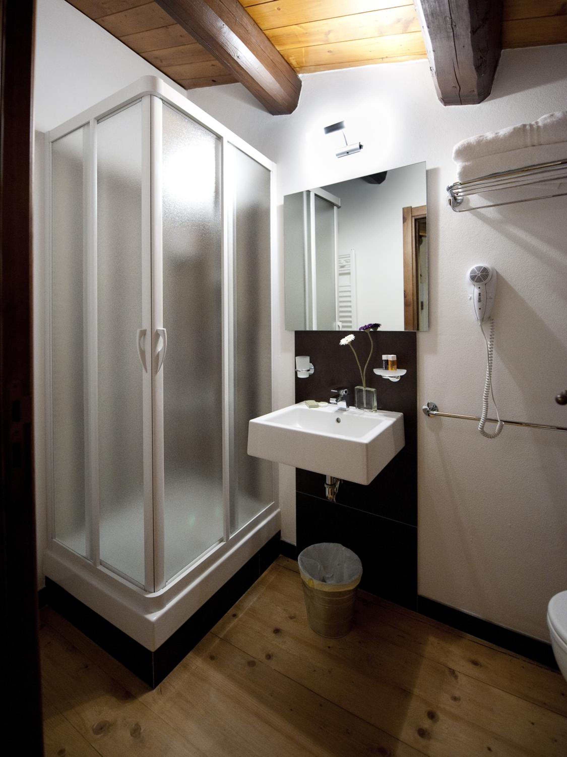 Twin Room with Private Bathroom photo 3