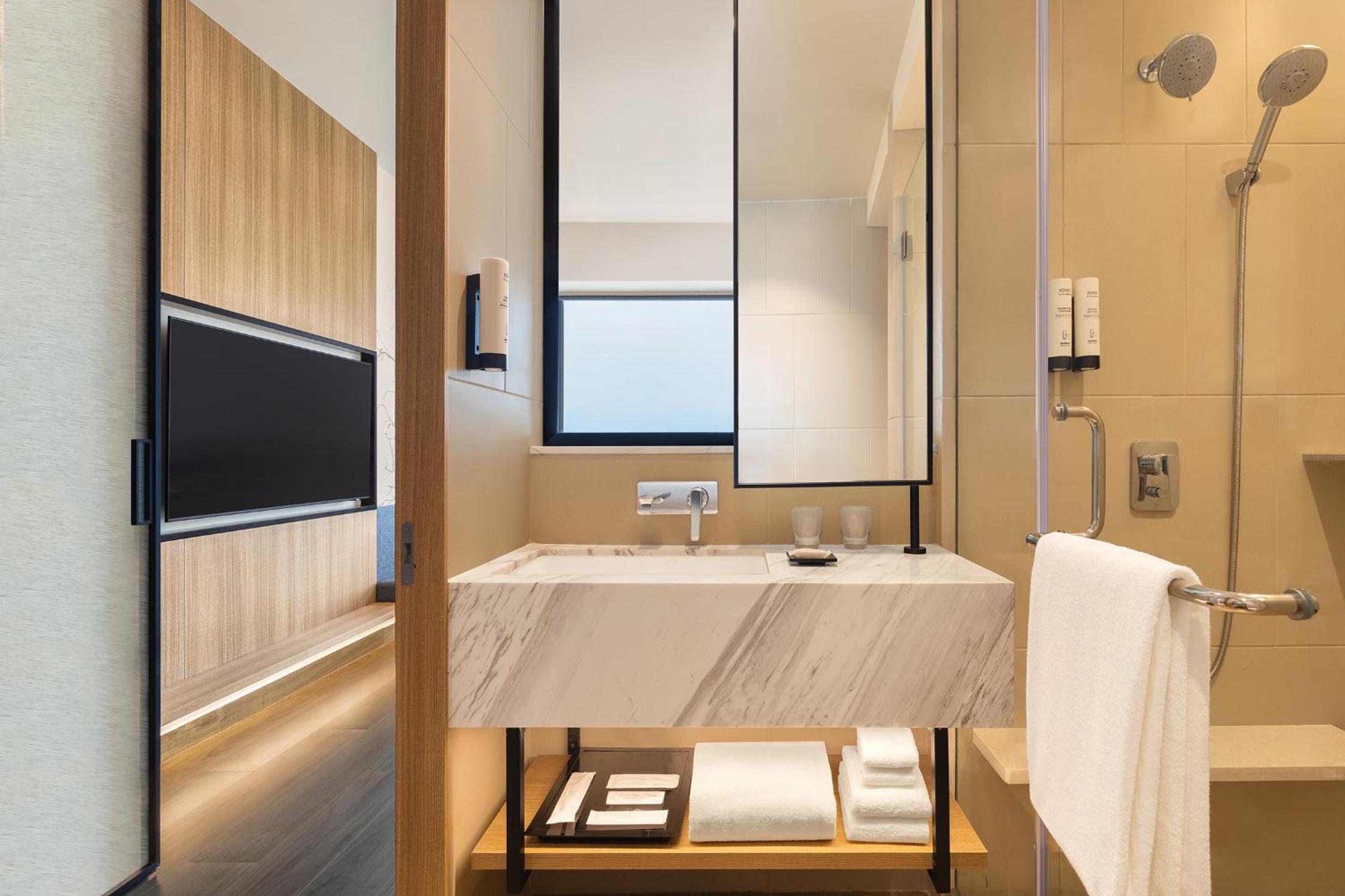 Deluxe Queen Room with Garden View with 50% discount on Buffet , 10% off on Airport Transfers , Laundry and Happy Hours on beverages enjoy 1+1 offer on select beverages - Photo 2