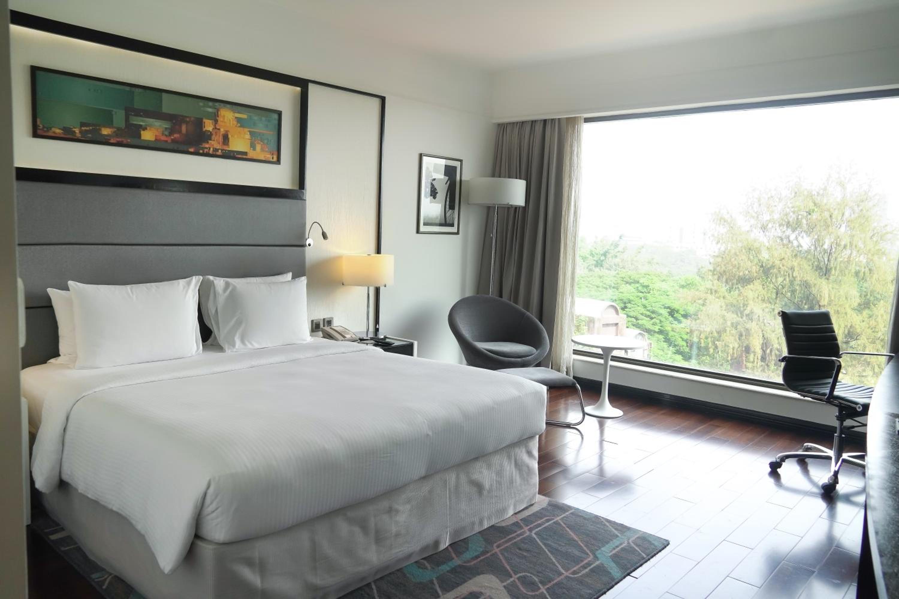 Club King Room Smoking with Lounge Access with 20% discount on Food & Beverage , Laundry and Spa