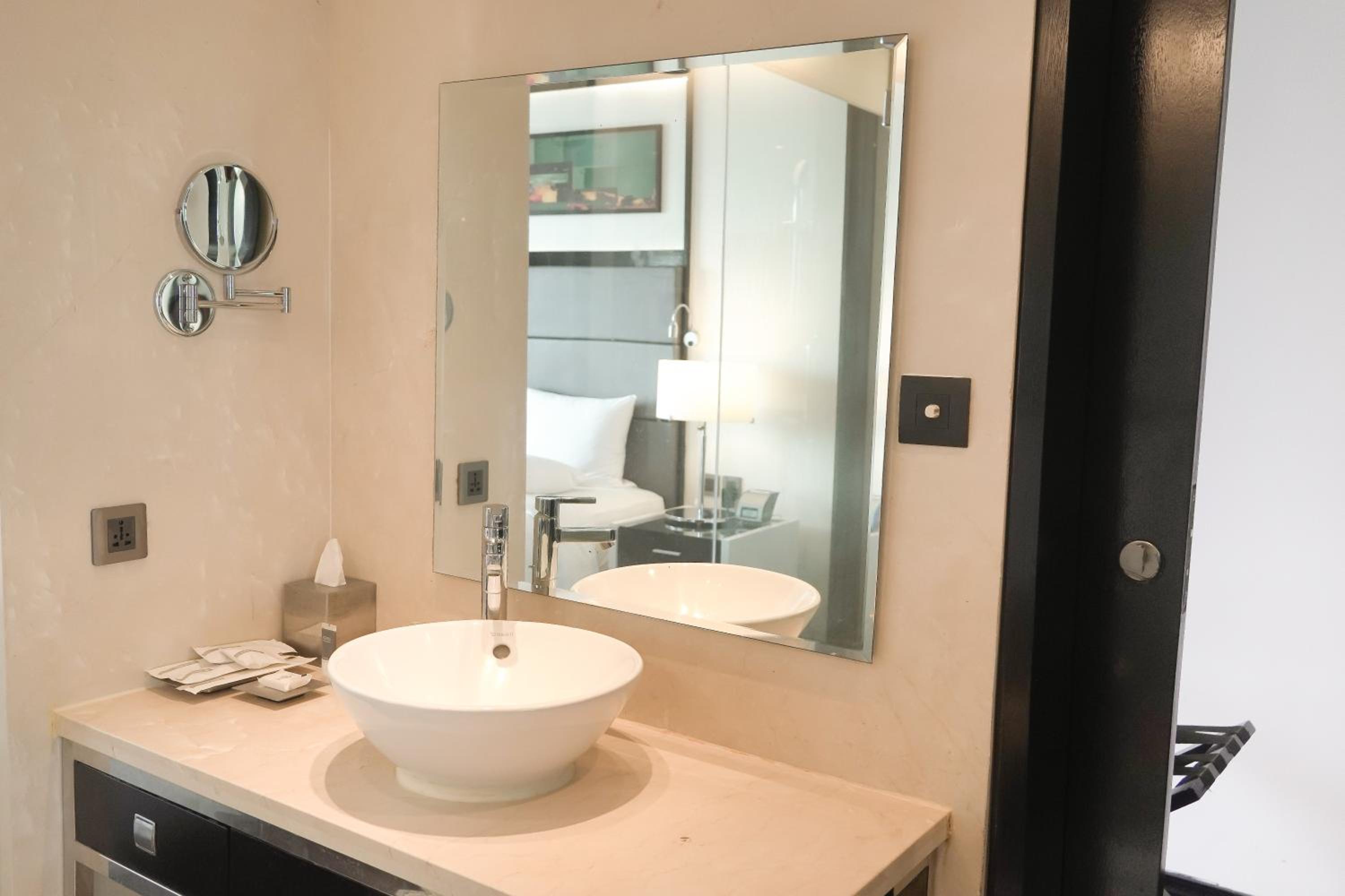 Club King Room Smoking with Lounge Access with 20% discount on Food & Beverage , Laundry and Spa