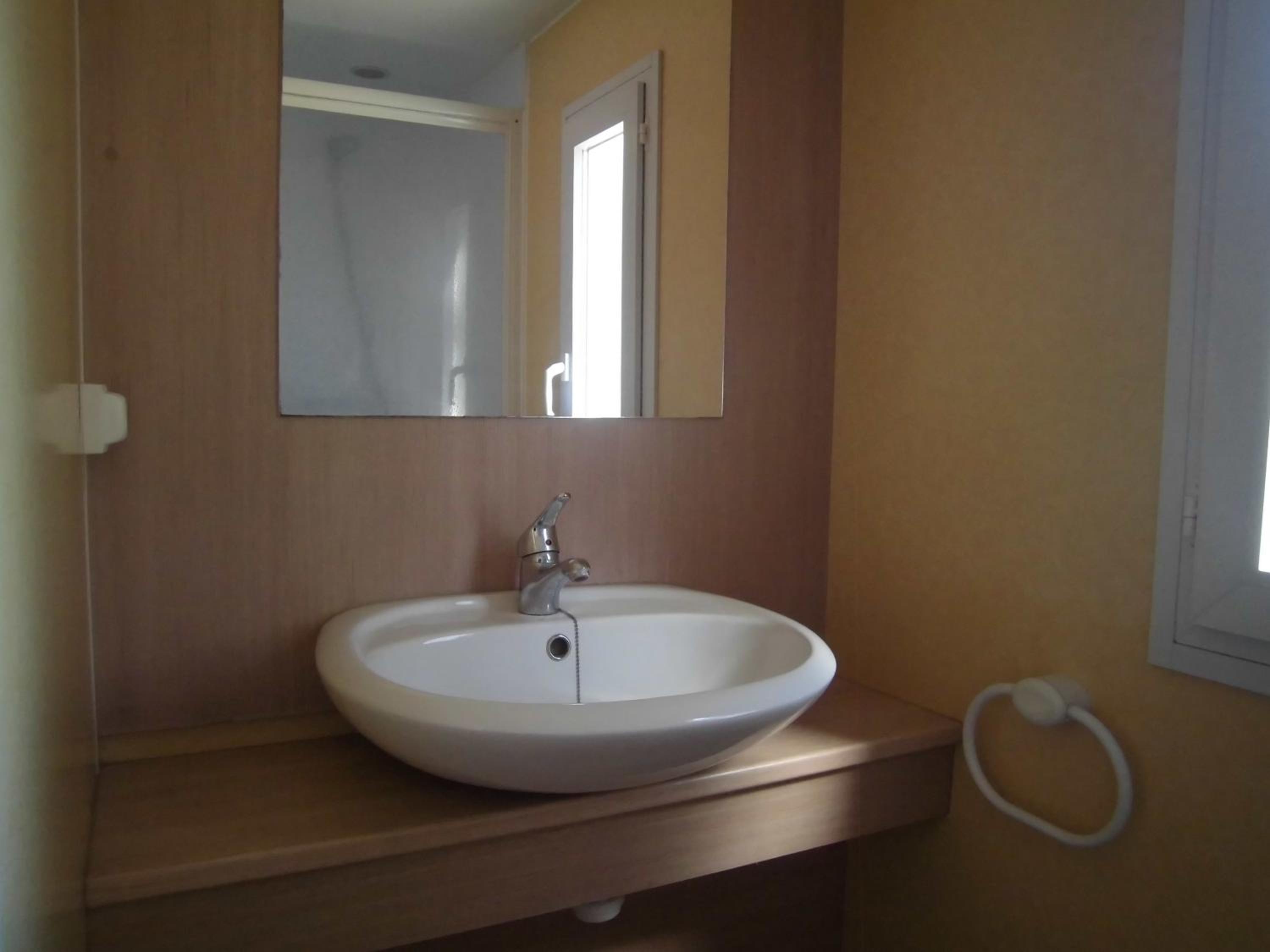 Two-Bedroom Mobile Home (4 Adults) photo 3