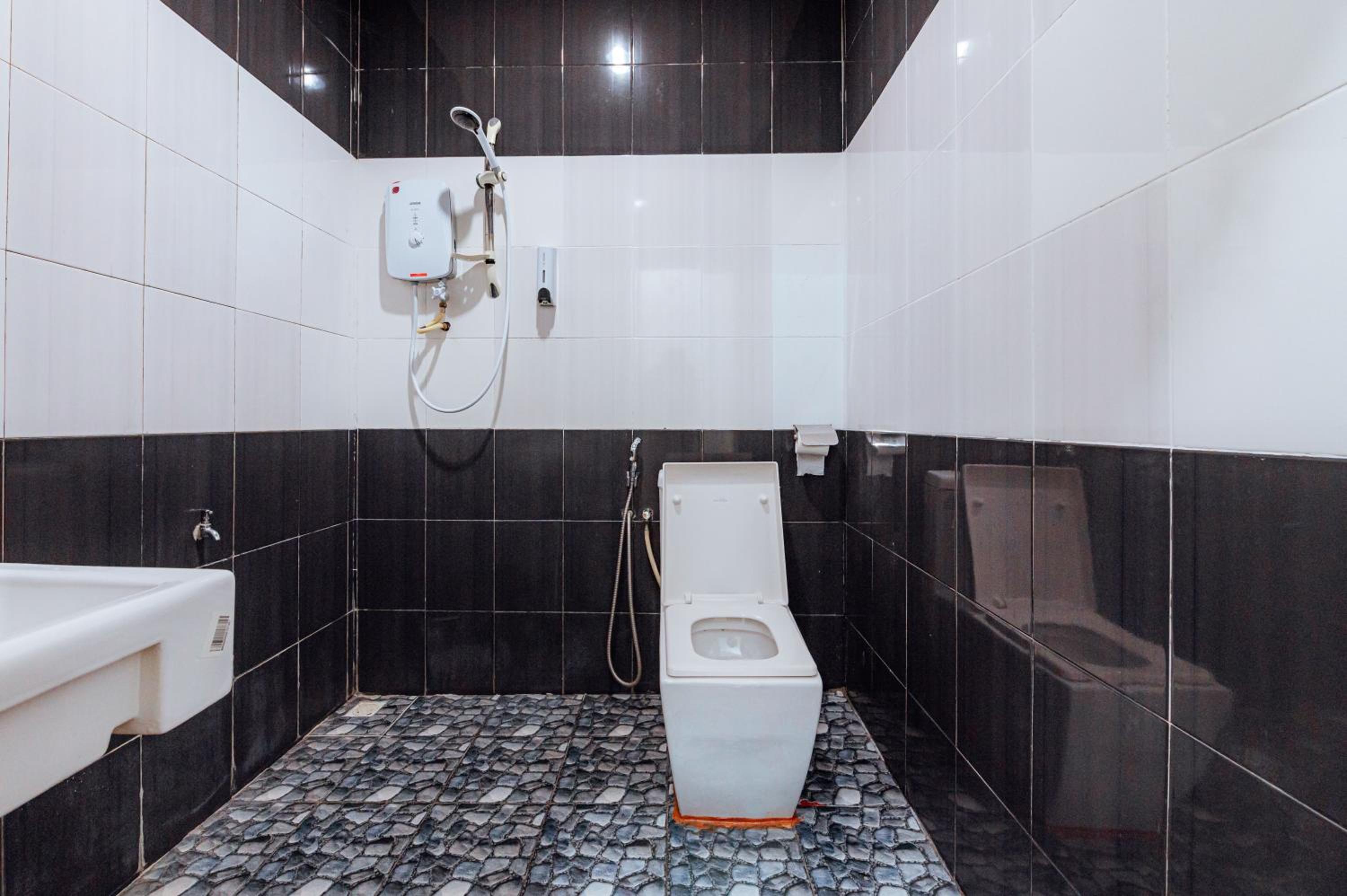 Twin Room With Private Bathroom - Photo 1