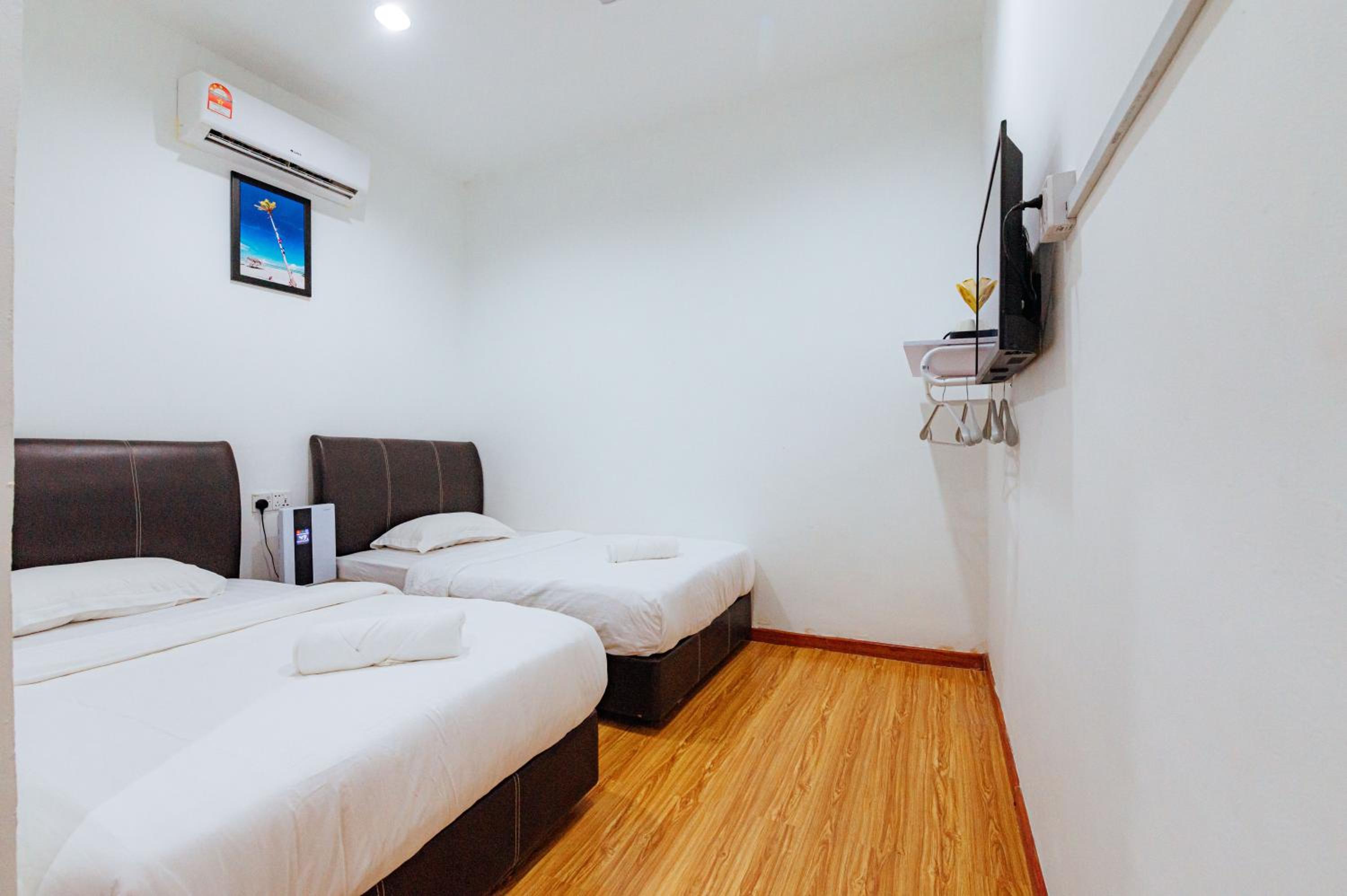 Twin Room With Private Bathroom - Photo 2