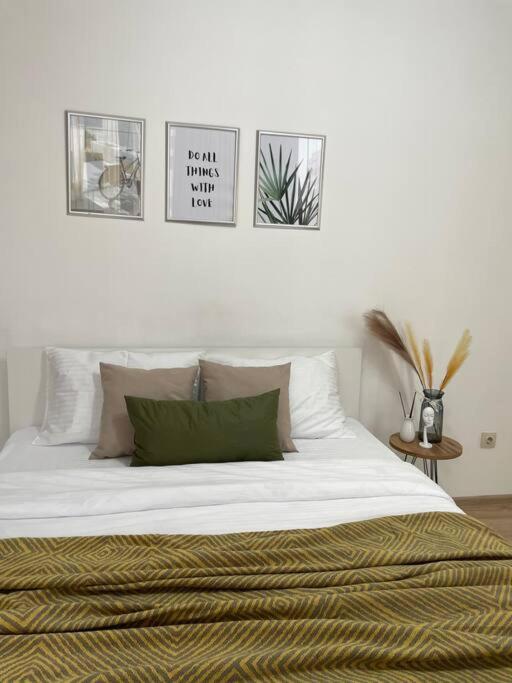 One-Bedroom Apartment photo 1