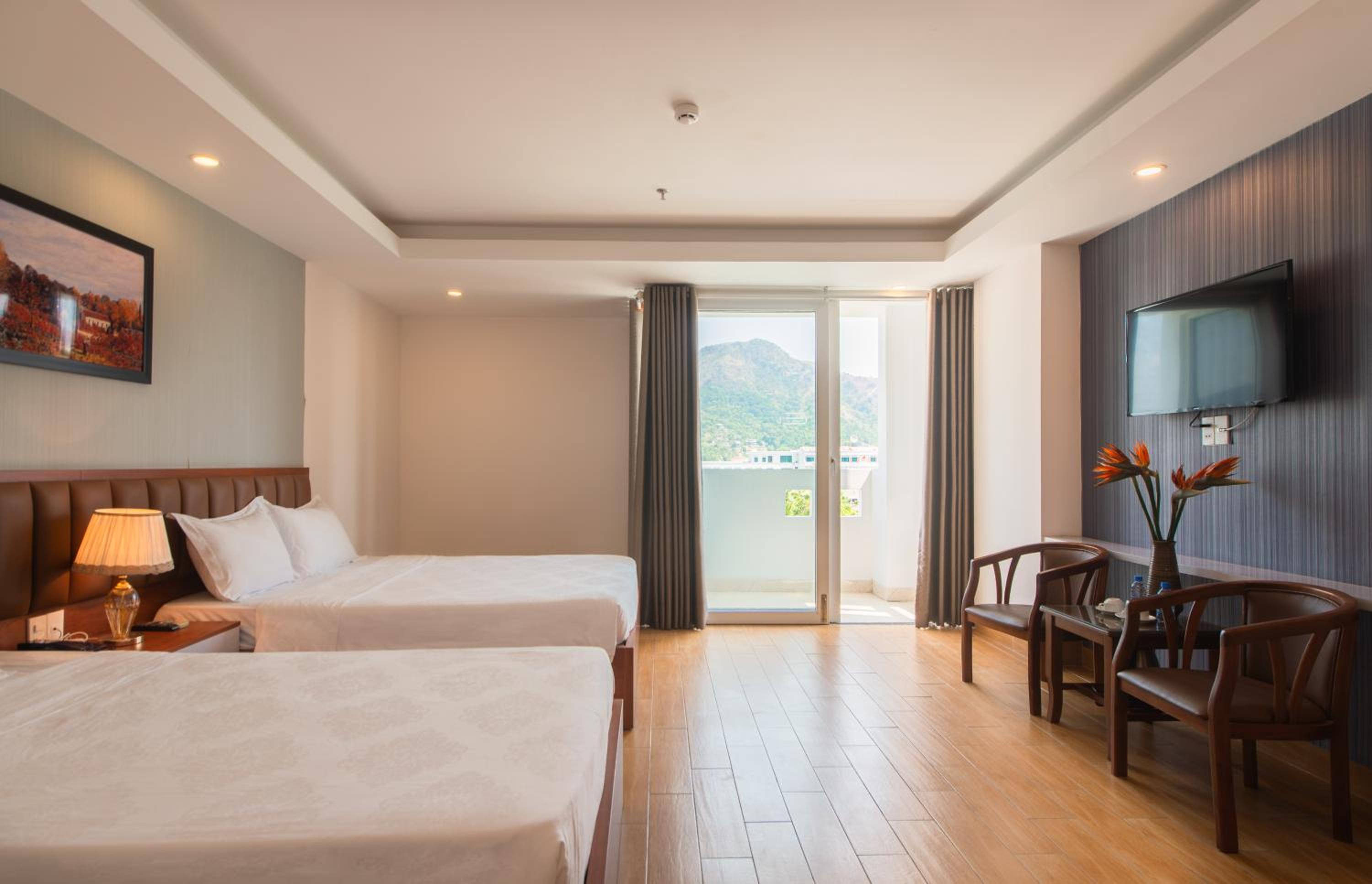 Family Suite with Balcony - Photo 2