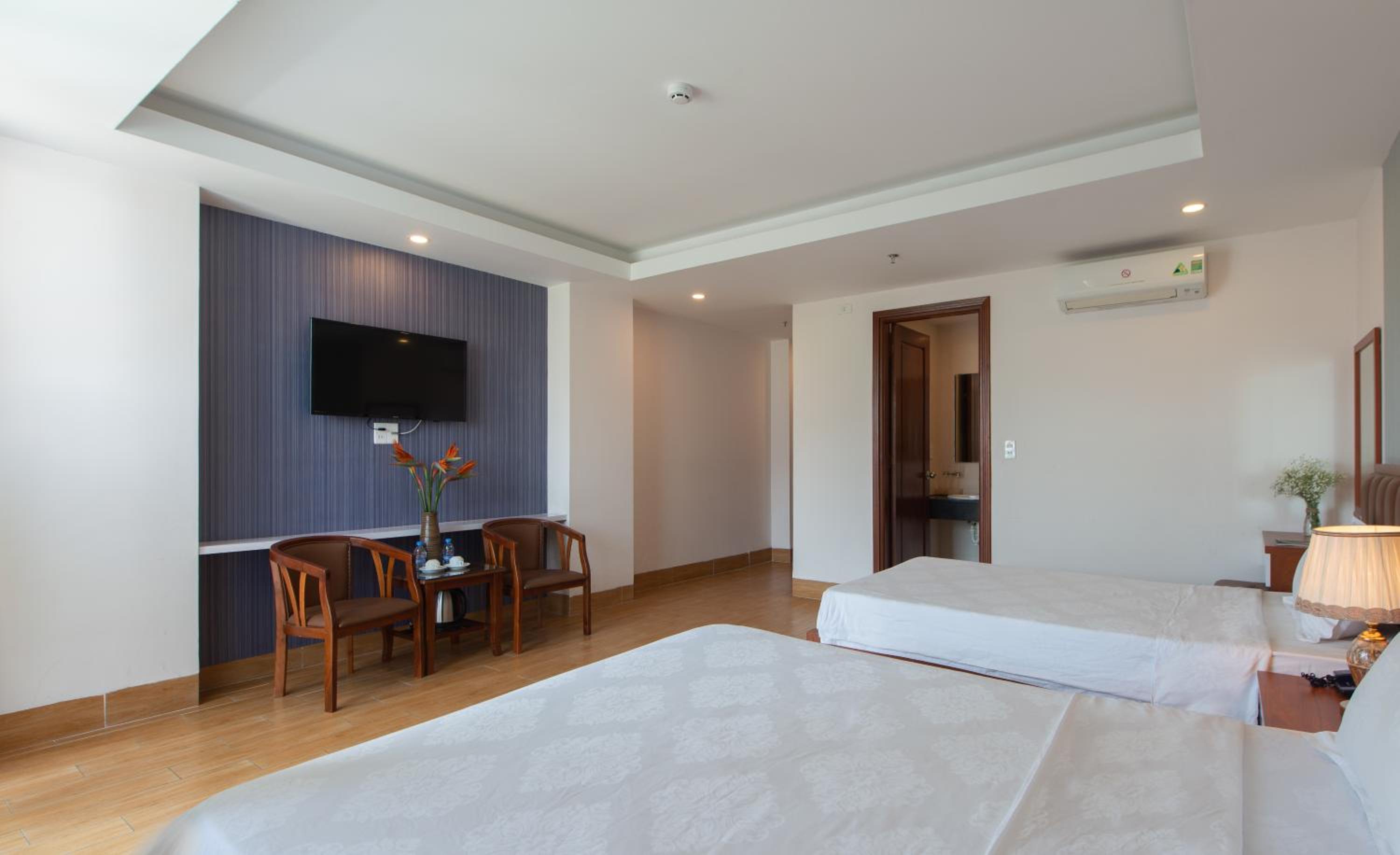 Family Suite with Balcony - Photo 3
