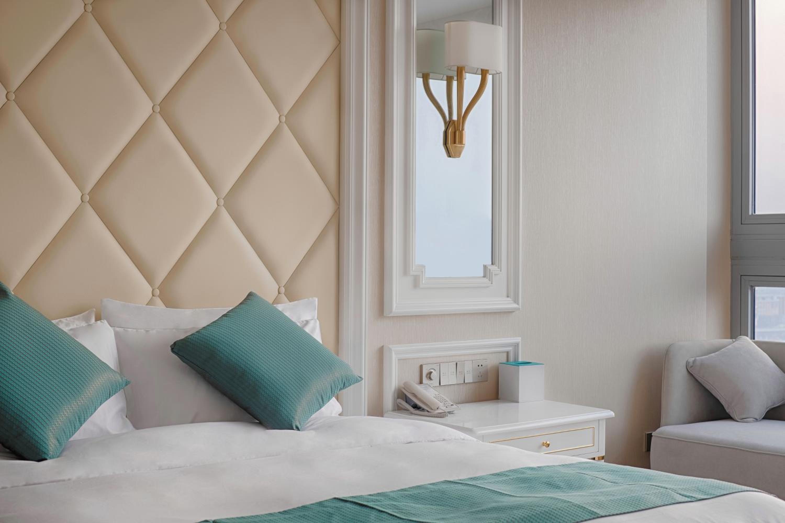 Deluxe King Room - Photo 2